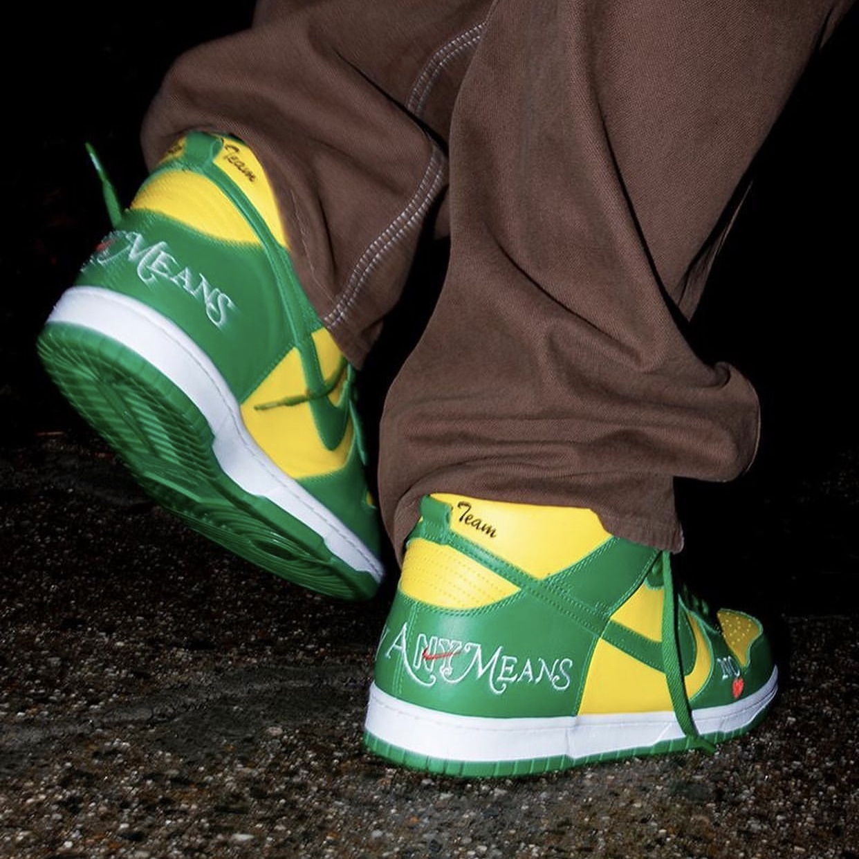 Nike x Supreme SB Dunk High OG QS By Any Means Varsity Maize Pine Green 착용 스타일 - 1