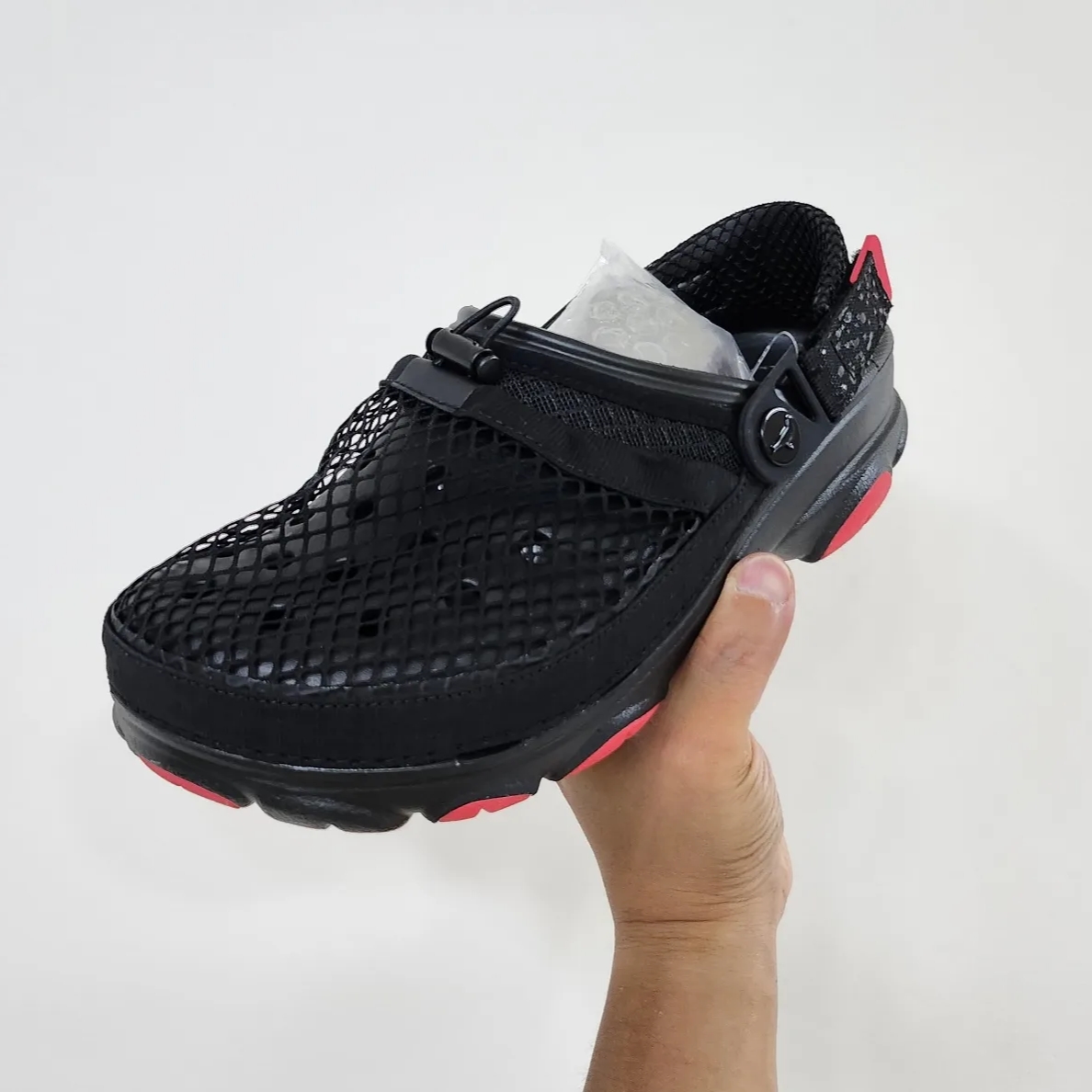Crocs x Staple Classic All Terrain Clog Black 착용 스타일 - 1