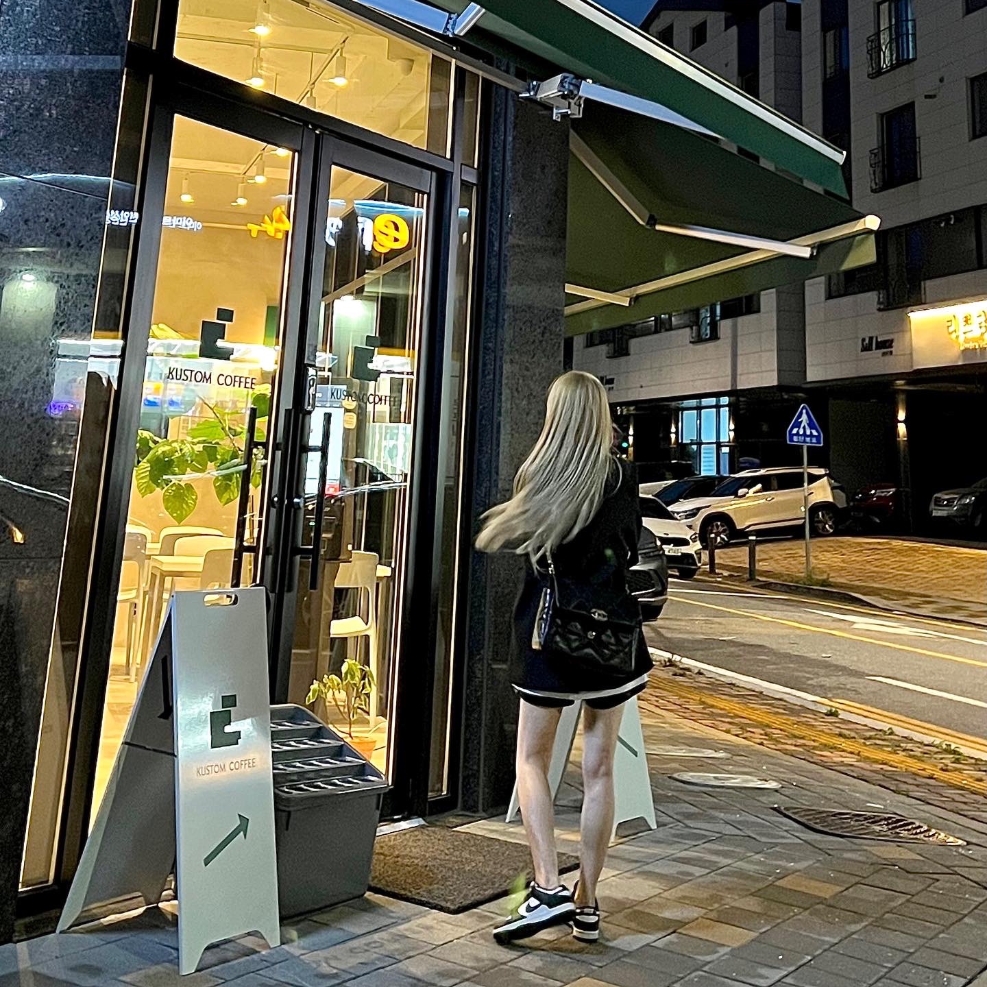 Chanel Large 19 Handbag Lambskin & Gold Black, (W) Nike Dunk Low Black 착용 스타일