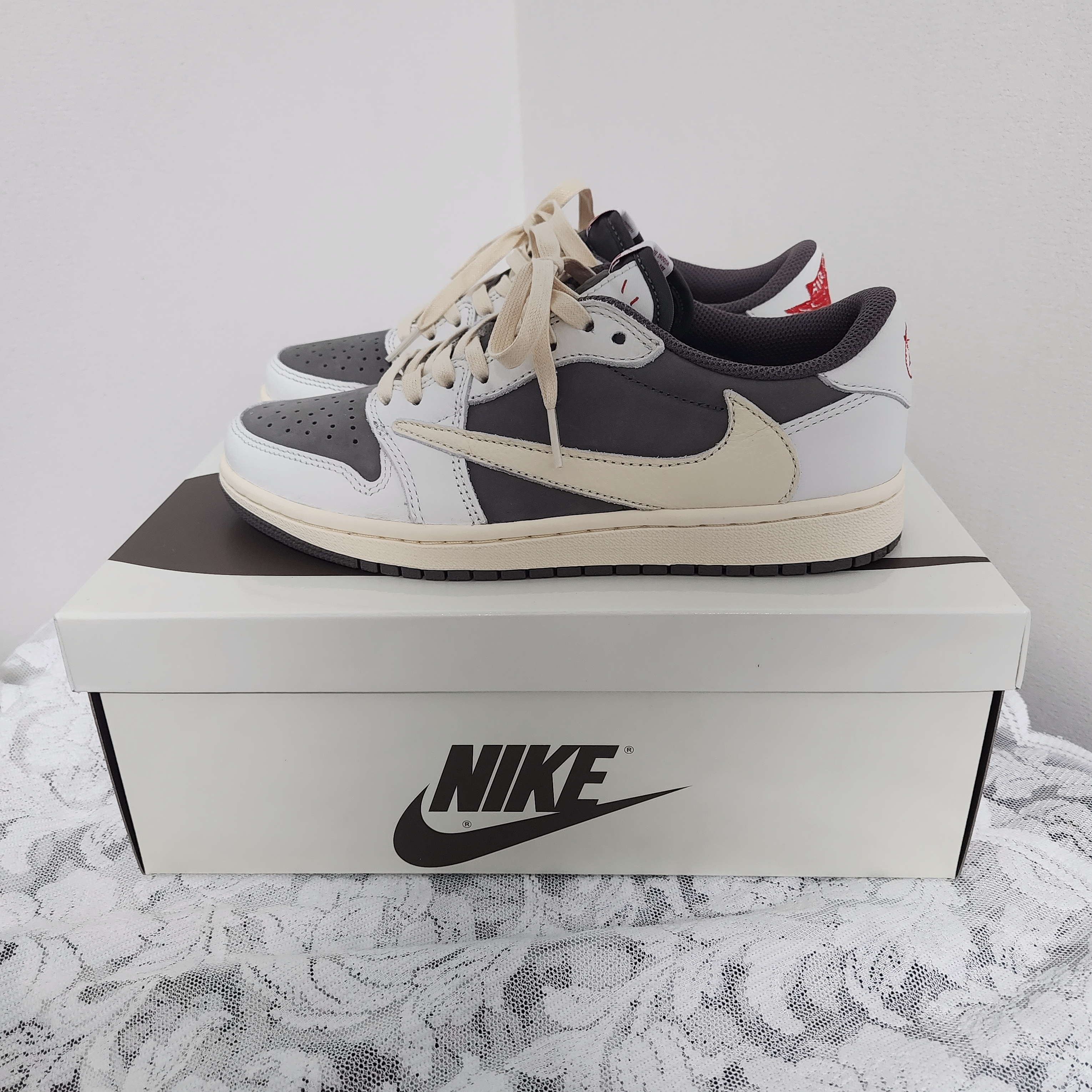 Jordan 1 x Travis Scott Retro Low OG SP Sail and Ridgerock 착용 스타일 - 1