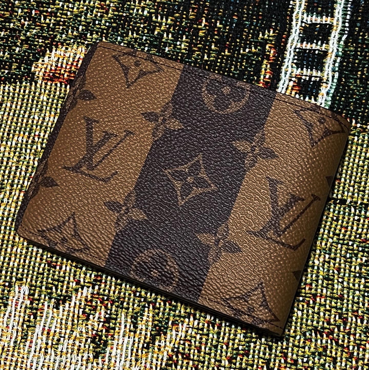Louis Vuitton x Nigo Multiple Wallet Marron 착용 스타일 - 2