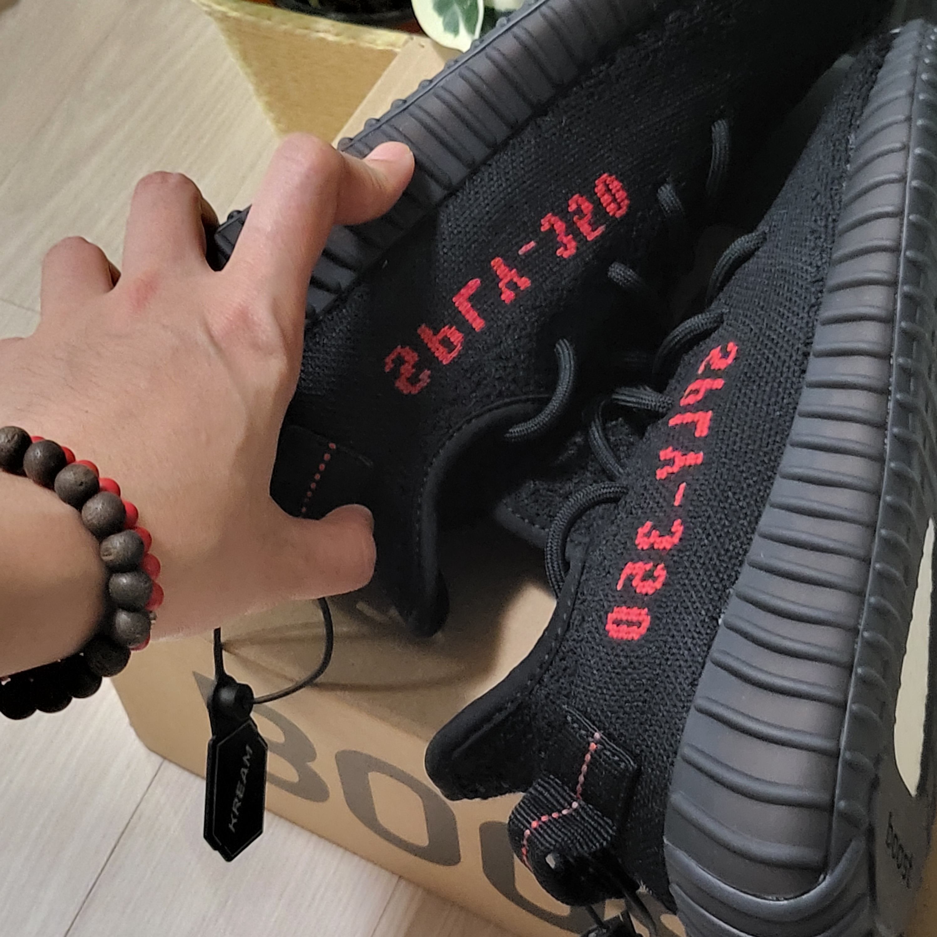 Adidas Yeezy Boost 350 V2 Black Red 2020 착용 스타일 - 1