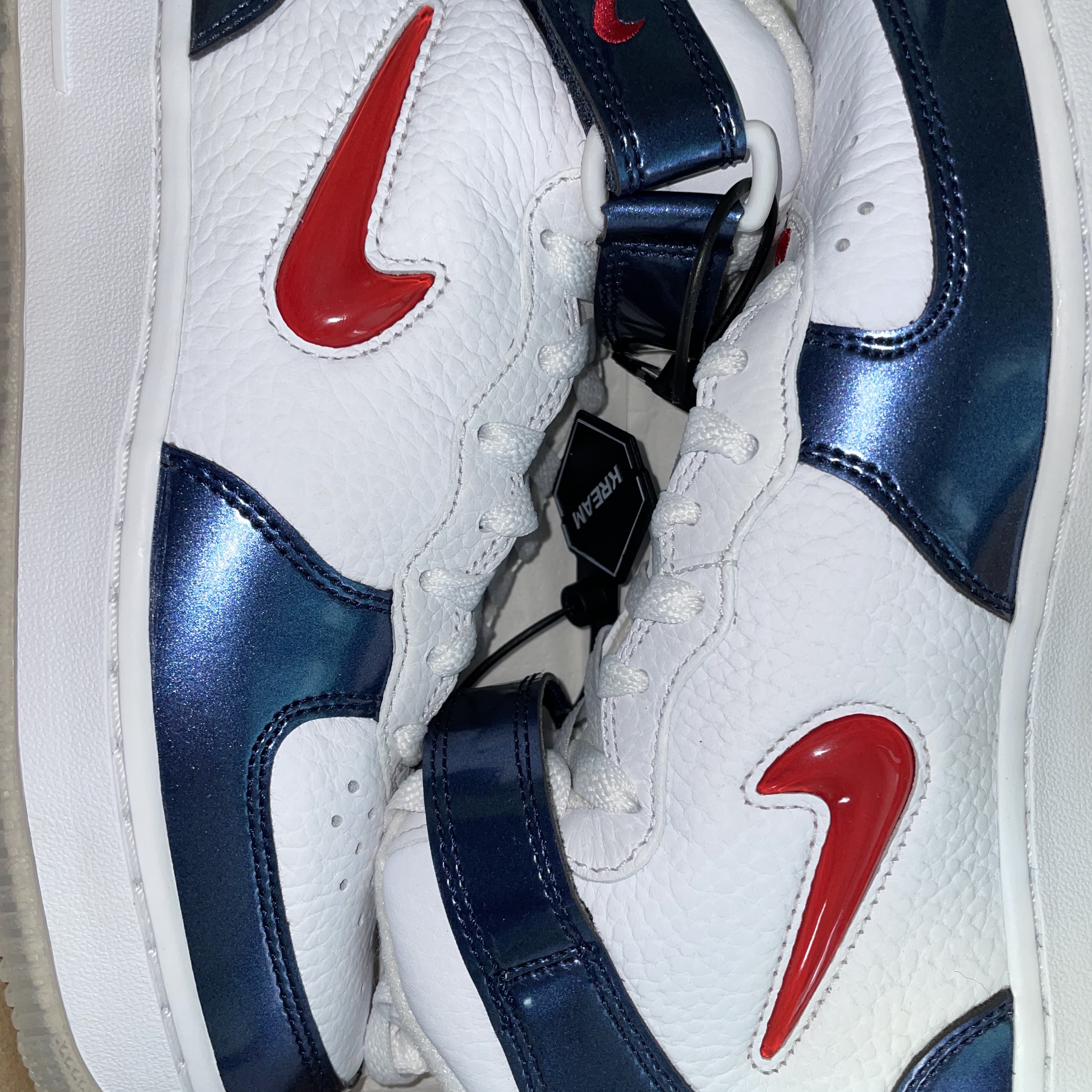 Nike Air Force 1 Mid QS University Red and Midnight Navy 착용 스타일 - 1