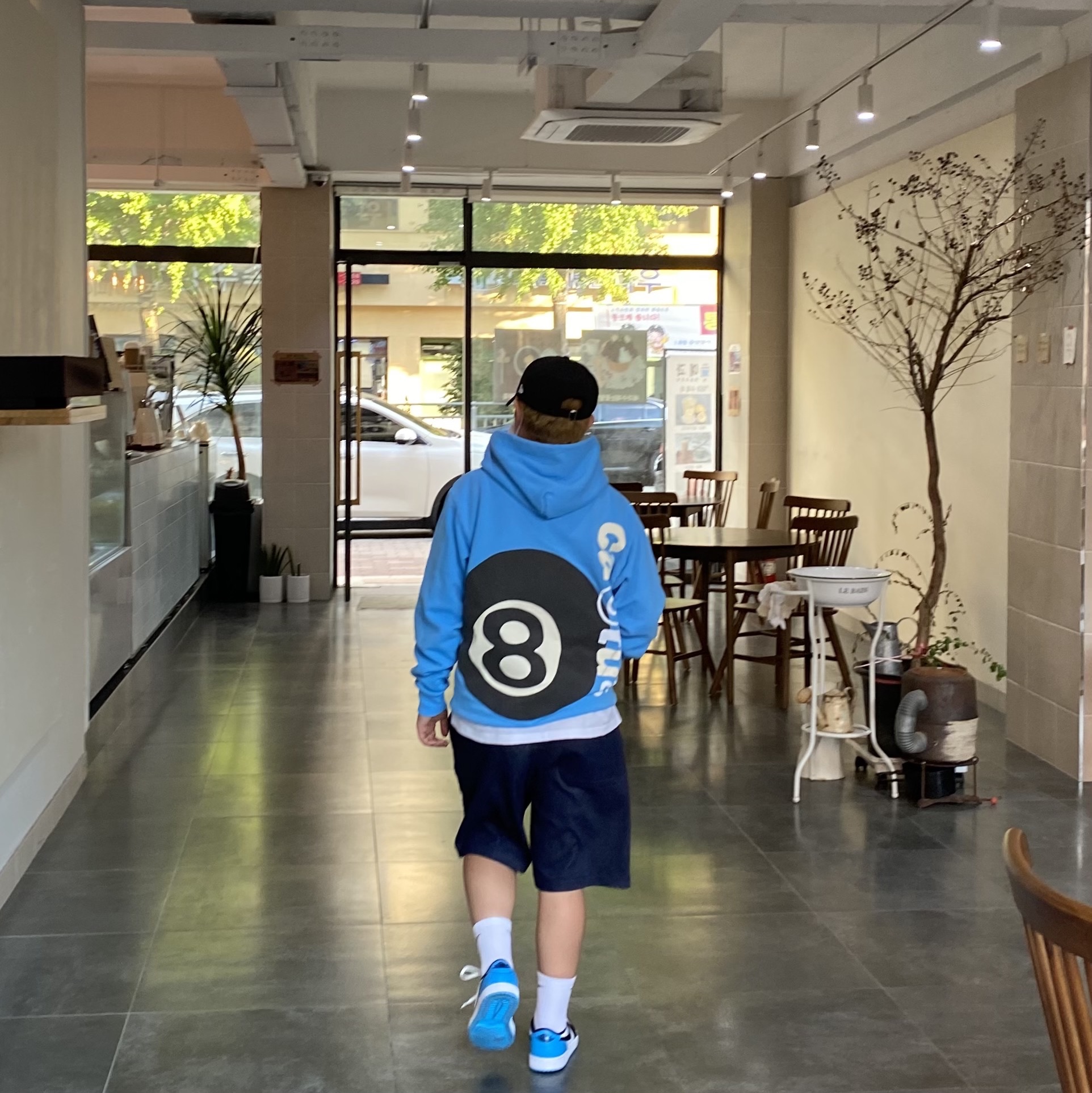 Stussy x Cactus Plant Flea Market 8 Ball Pigment Dyed Hoodie Blue, Jordan 1 Retro Low OG Black and Dark Powder Blue 착용 스타일 - 3