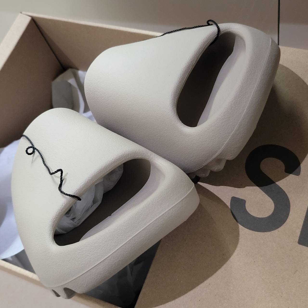 Adidas Yeezy Slide Pure - Re-Release Ver. 착용 스타일 - 2
