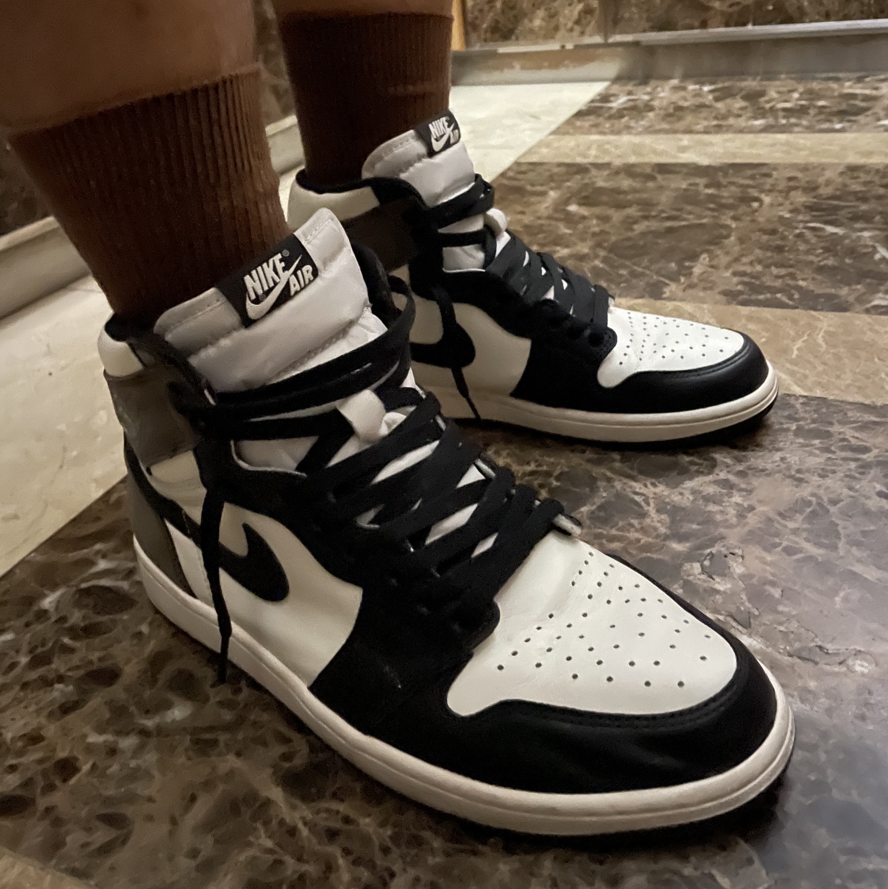 Jordan 1 Retro High OG Black Mocha 착용 스타일 - 3