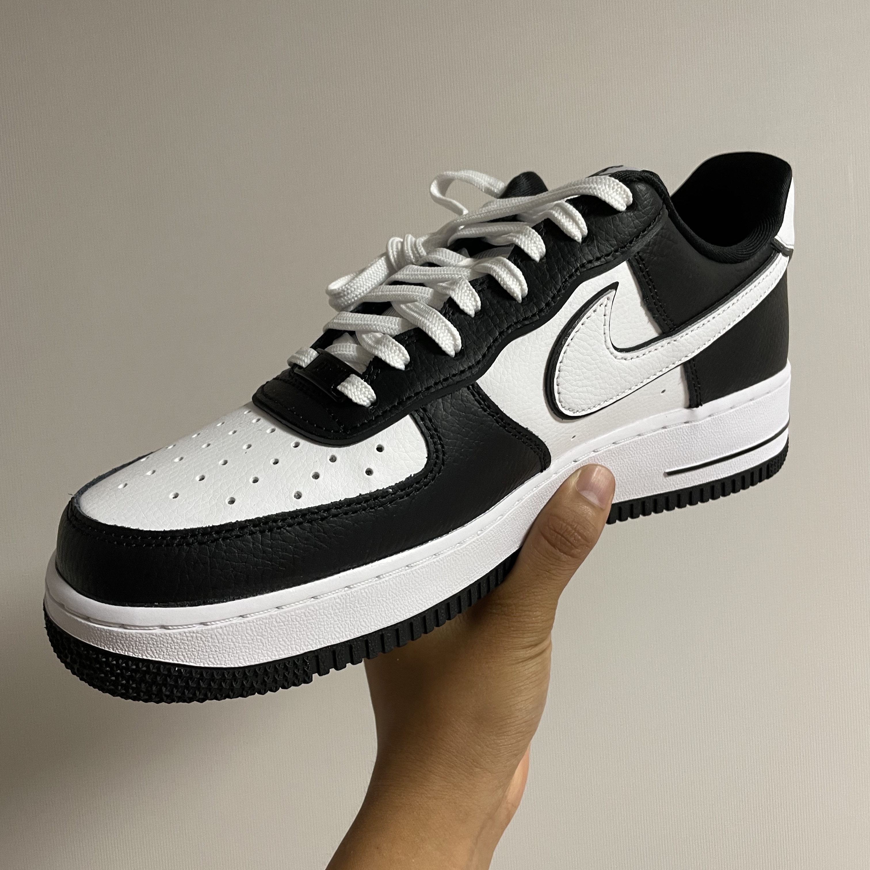 Nike Air Force 1 '07 LV8 White Black 착용 스타일