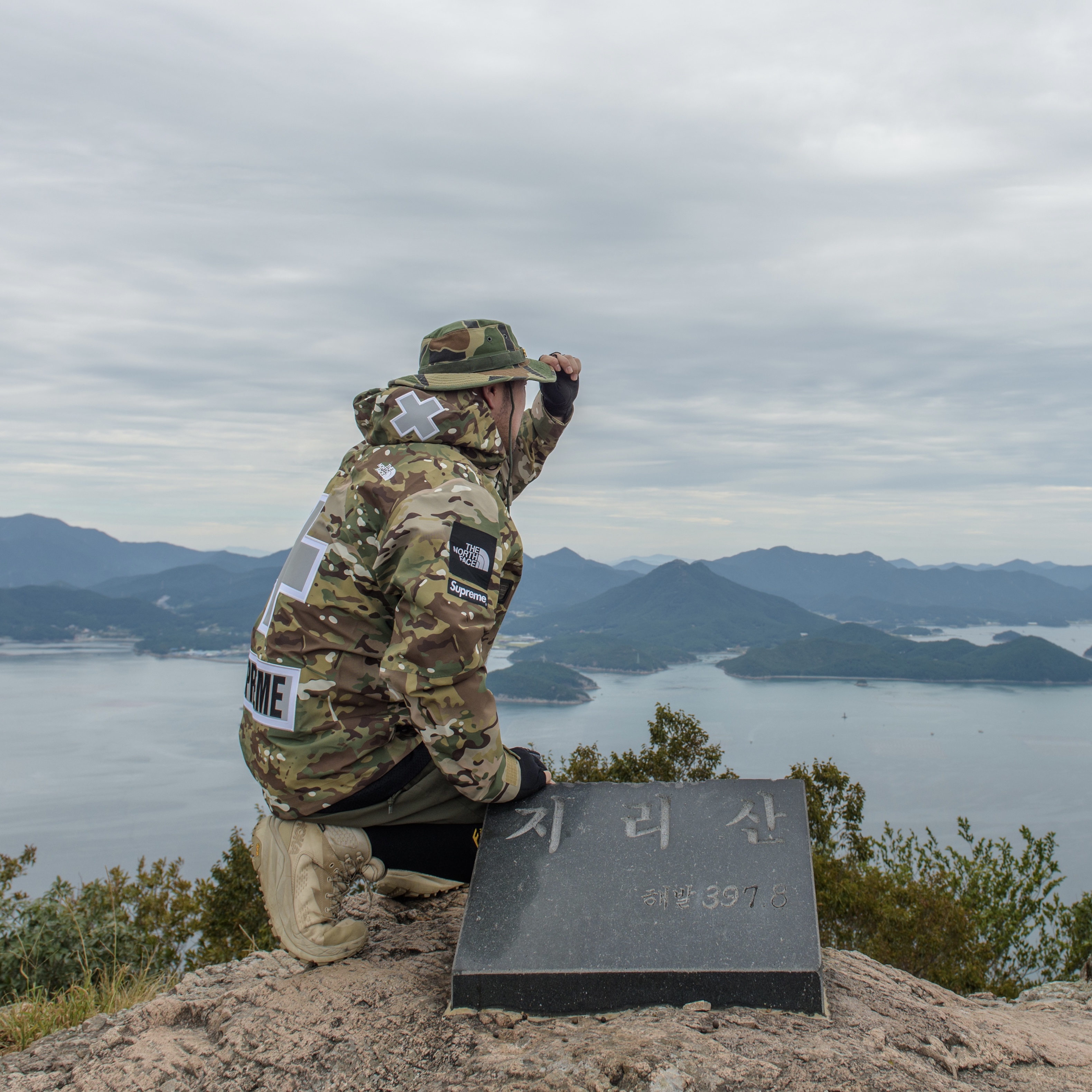 Supreme x The North Face Summit Series Rescue Mountain Pro Jacket Multi Camo - 22SS, Hoka Kaha Gore-Tex Tan 착용 스타일 - 2