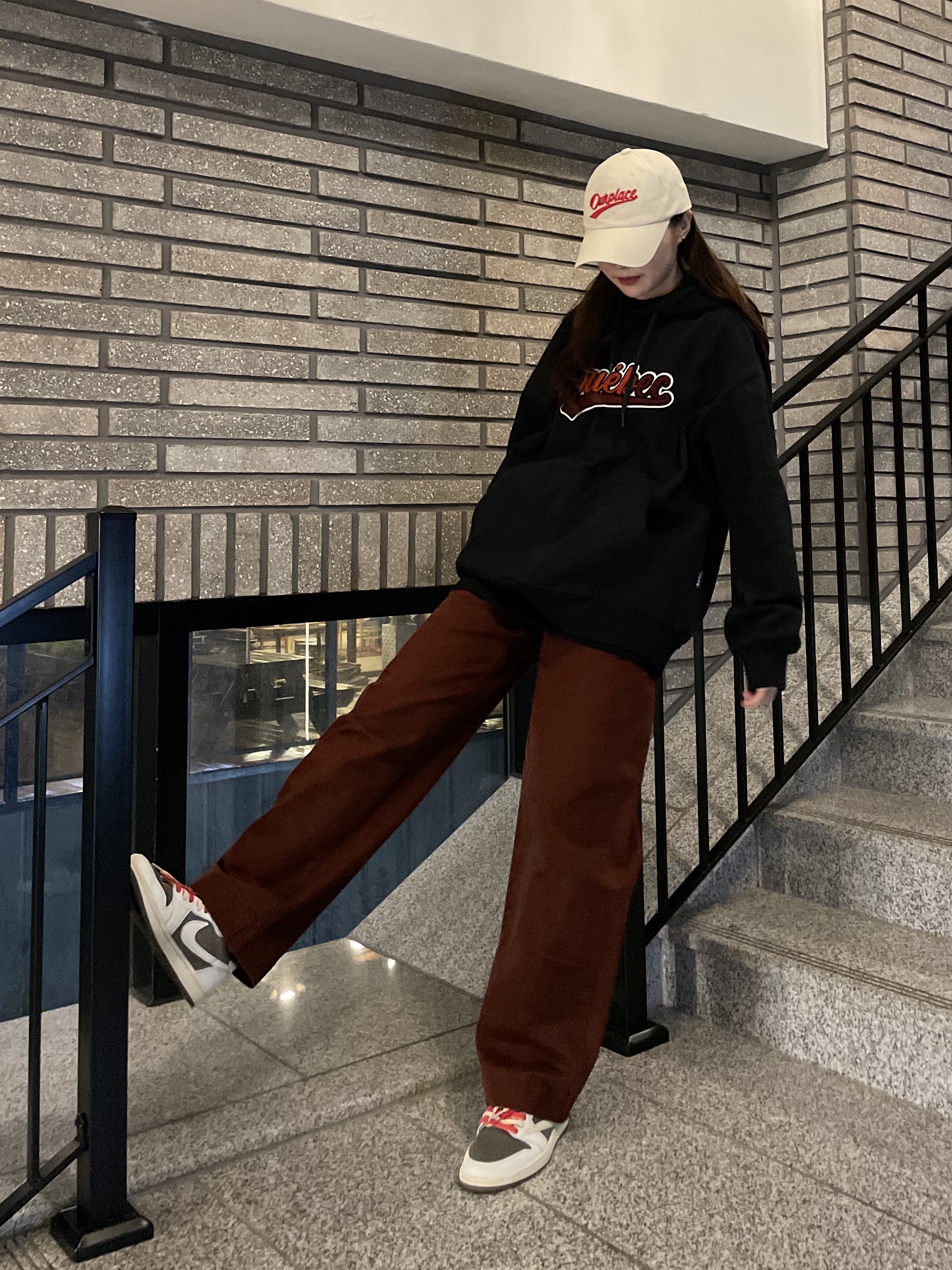 Jordan 1 x Travis Scott Retro Low OG SP Sail and Ridgerock 착용 스타일 - 1