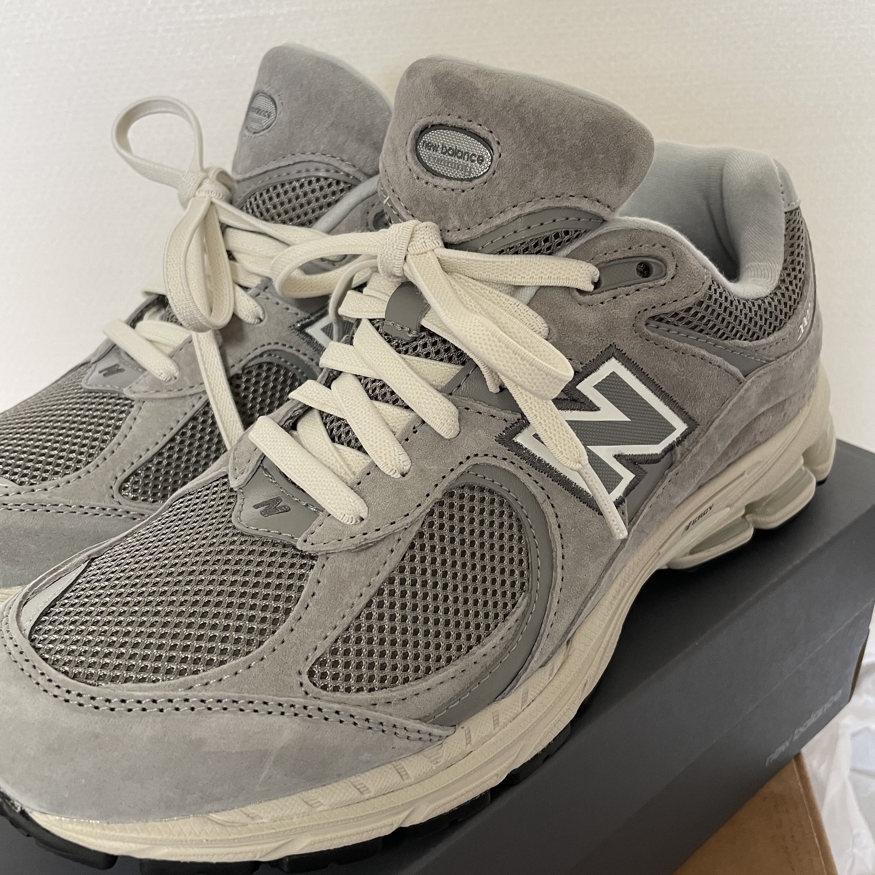 New Balance 2002R Grey 착용 스타일 - 1