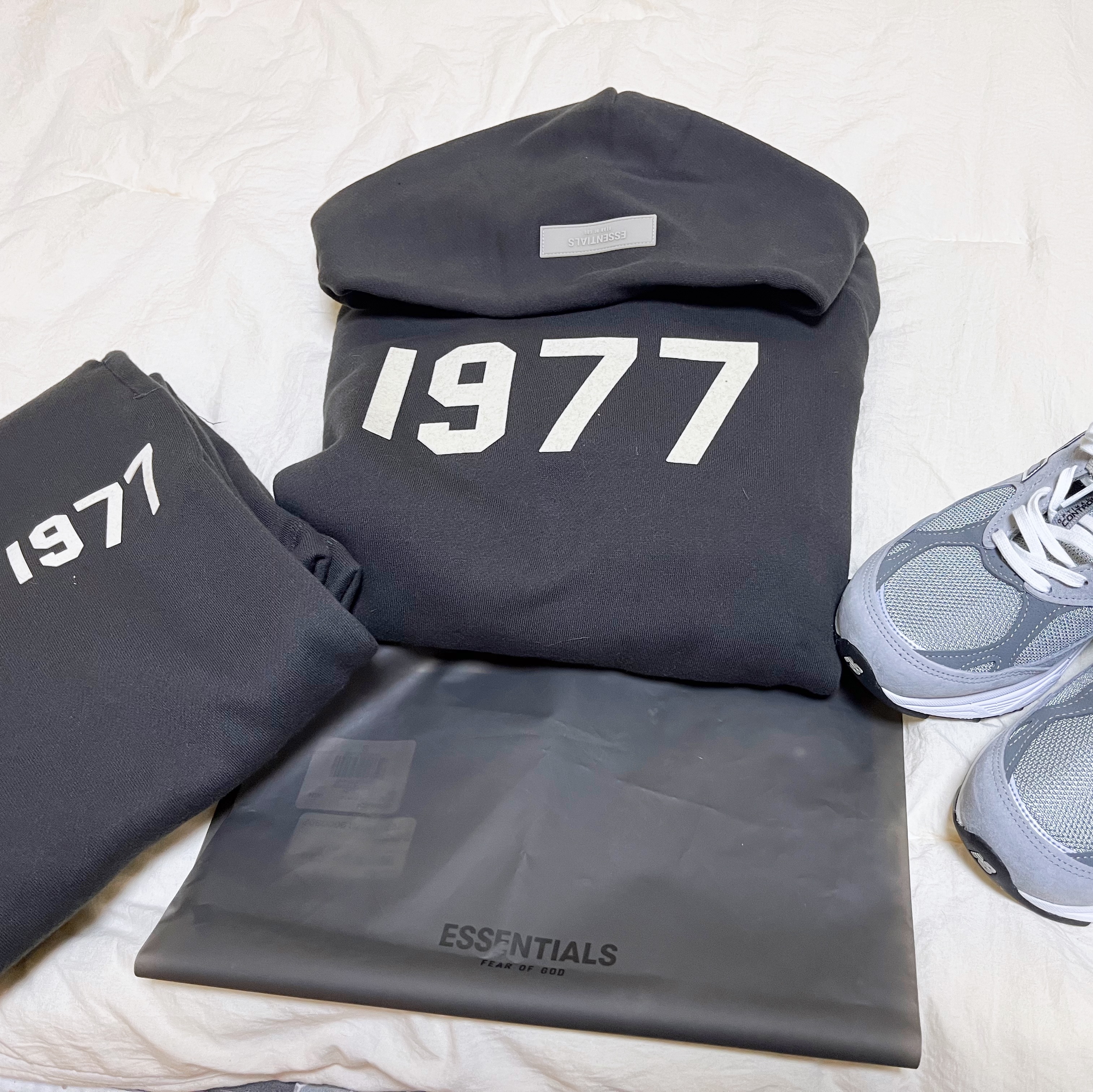 Essentials 1977 Hoodie Iron - 22SS, Essentials 1977 Relaxed Sweatpants Iron - 22SS 착용 스타일