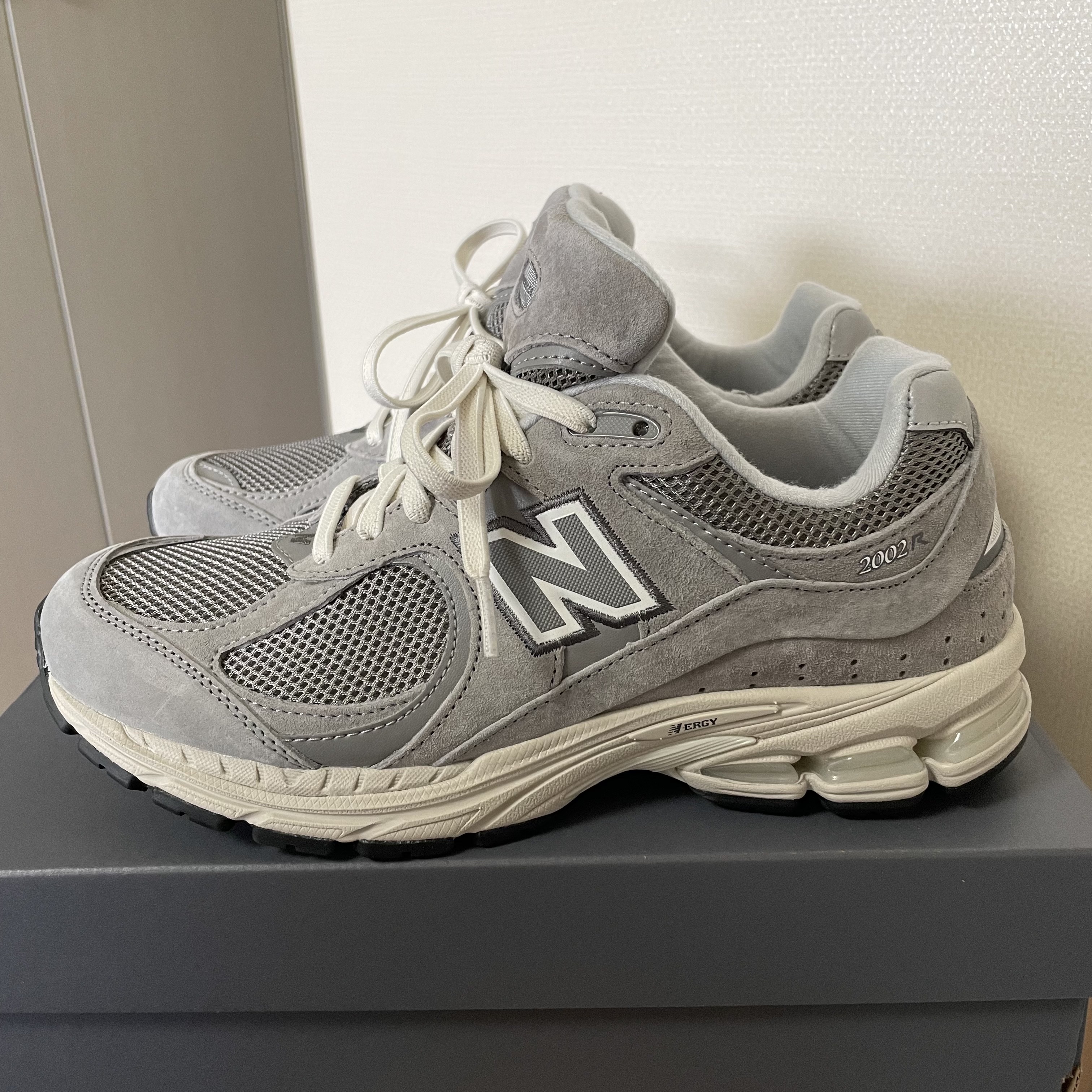 New Balance 2002R Grey 착용 스타일 - 2