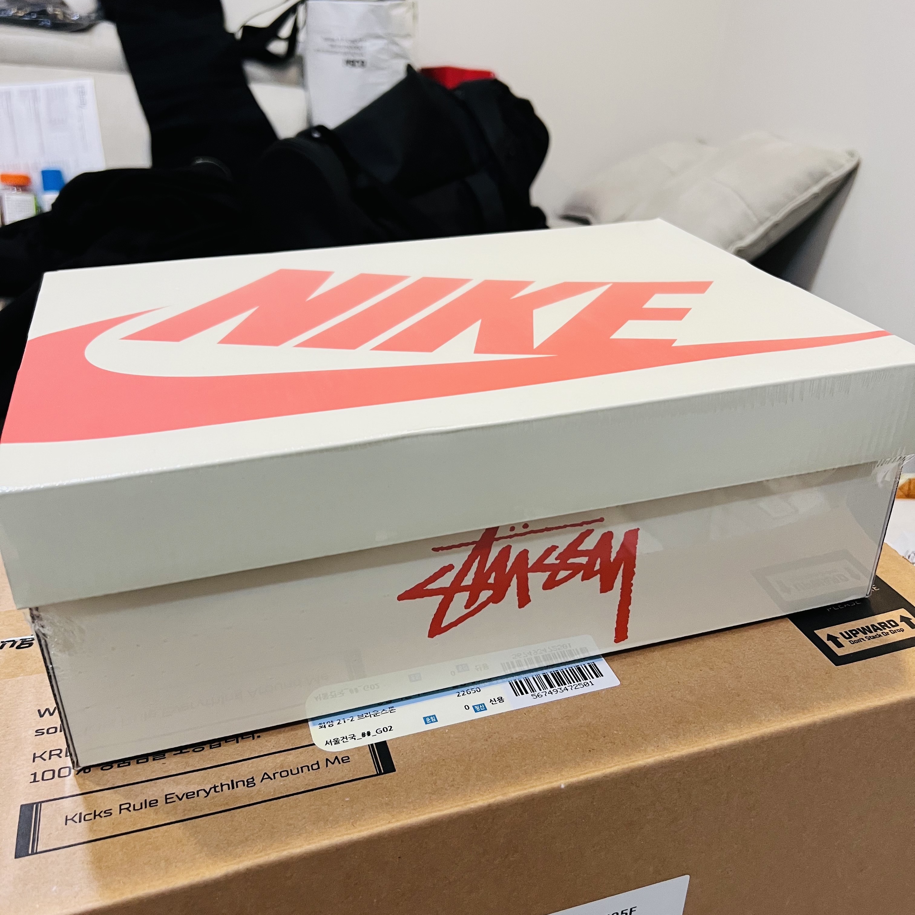Nike x Stussy Air Force 1 '07 Mid SP Black and Light Bone 착용 스타일 - 3