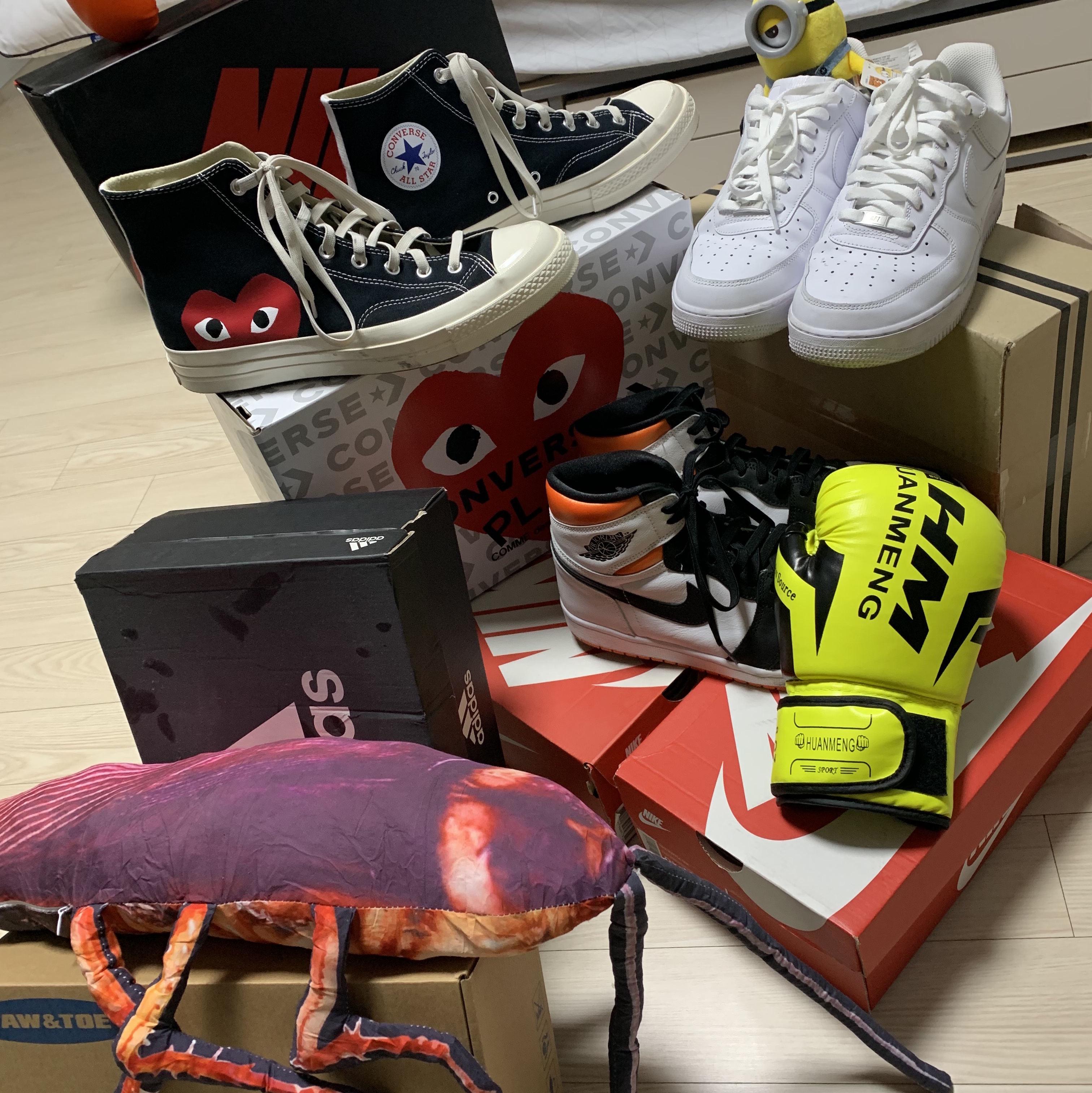 Jordan 1 Retro High OG Electro Orange, Converse x Play Comme des Garcons Chuck 70 Hi Black 착용 스타일