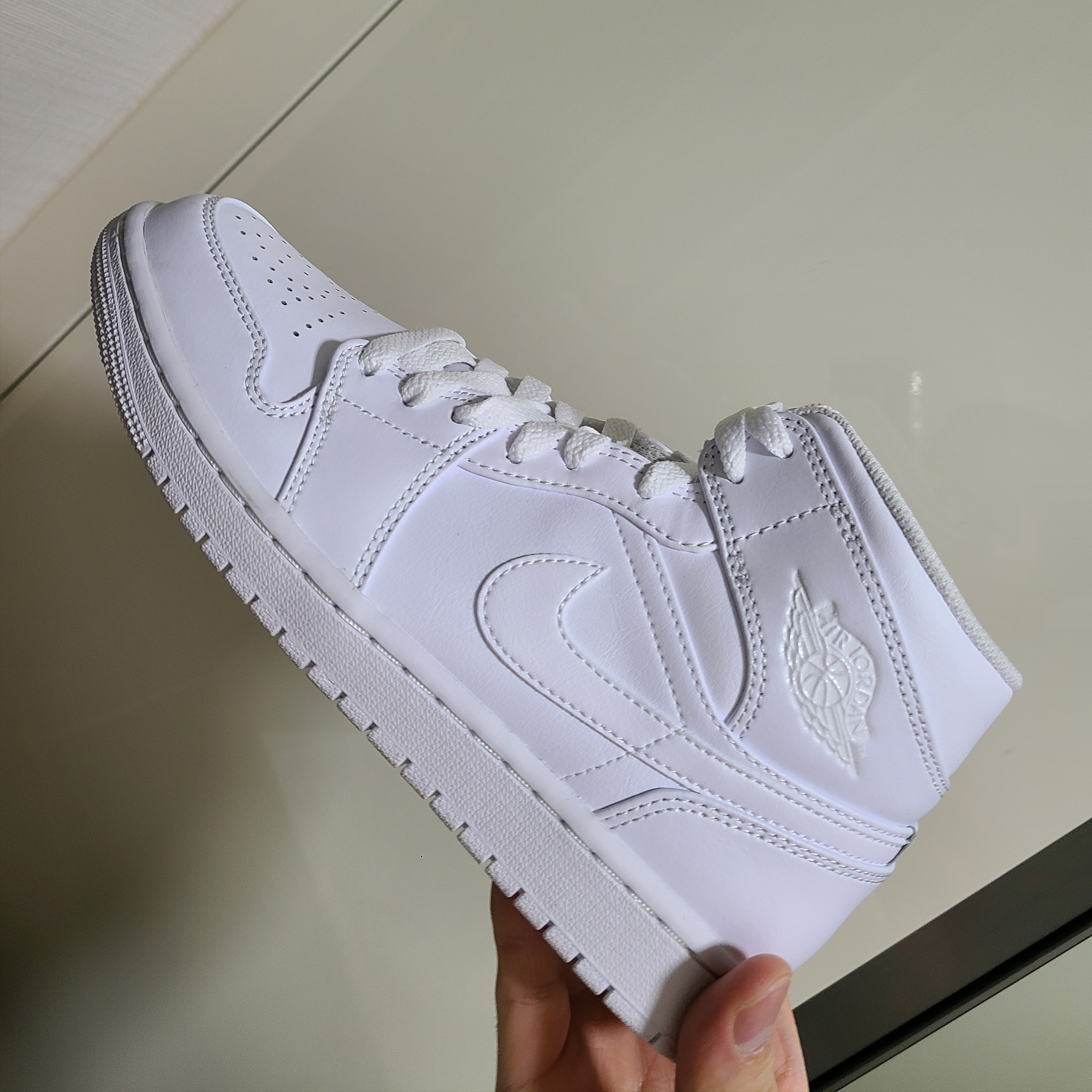 Jordan 1 Mid Triple White 착용 스타일