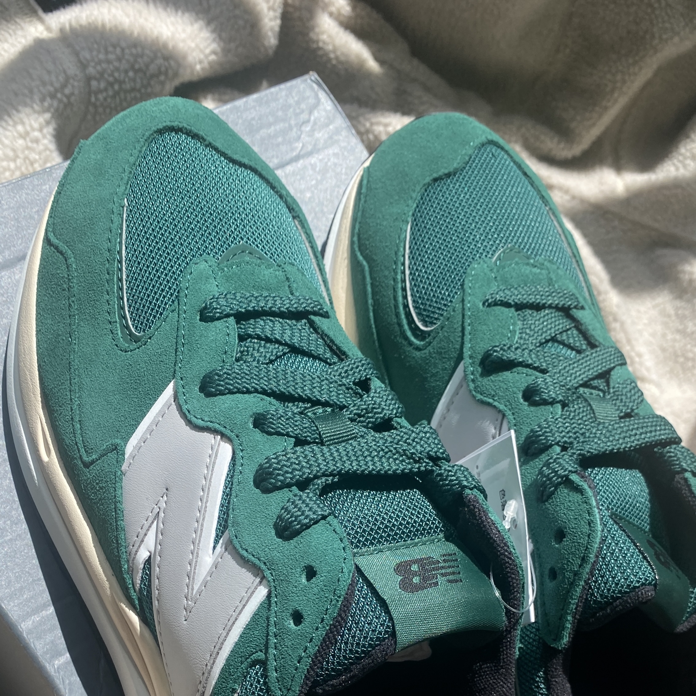 New Balance 5740 Green Rain Cloud 착용 스타일 - 3