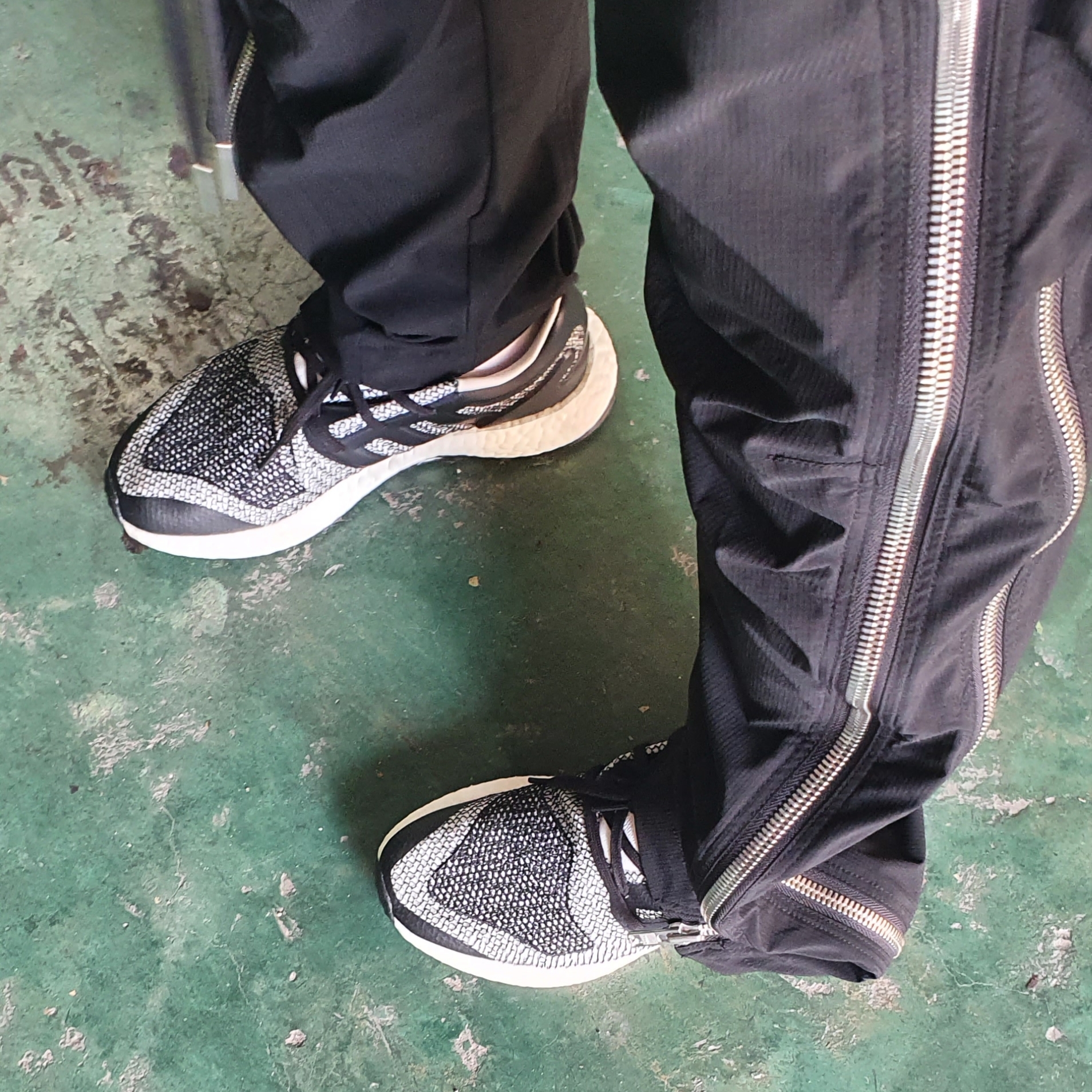 Y-3 Pureboost White Black, Adidas Yeezy Foam RNNR Ararat 착용 스타일 - 1