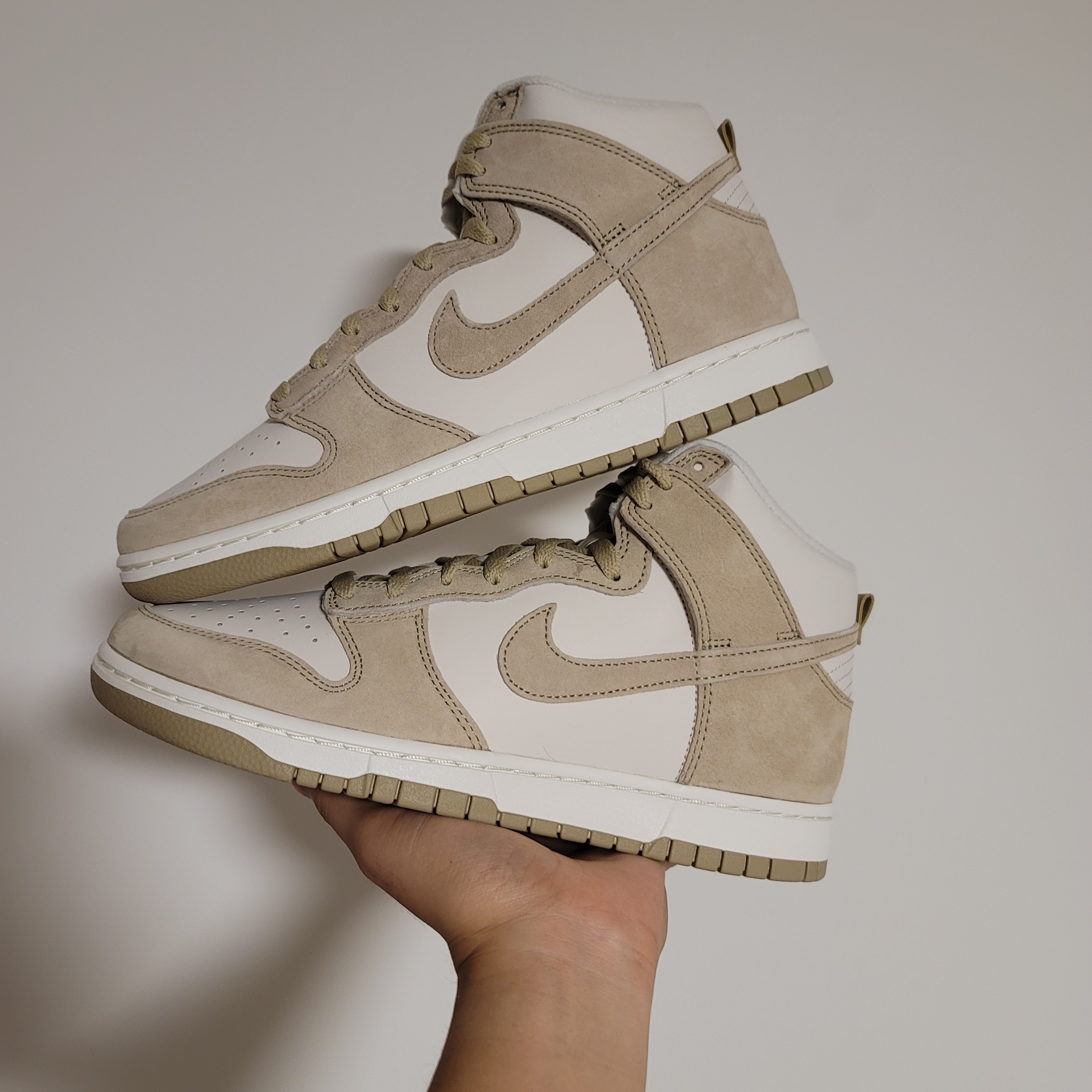Nike Dunk High Retro PRM Limestone, Essentials The Core Collection Relaxed Sweatpants Light Oatmeal 착용 스타일 - 1