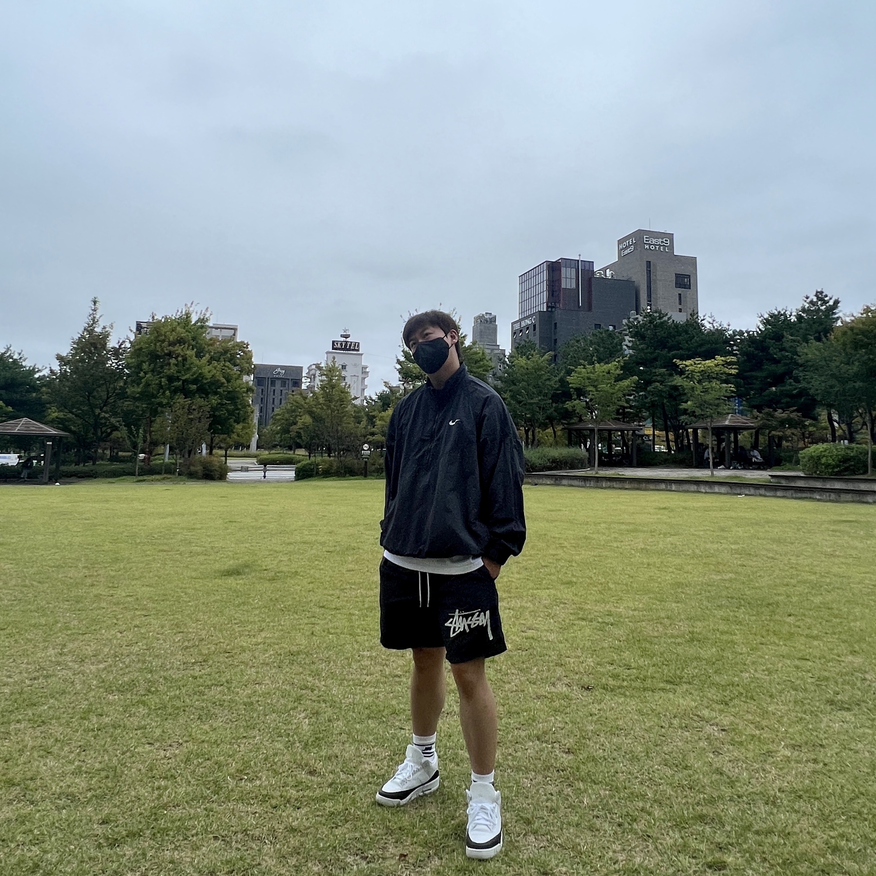 Nike x Stussy Windrunner Jacket Off Noir, Nike x Stussy Water Shorts Off Noir 착용 스타일 - 3