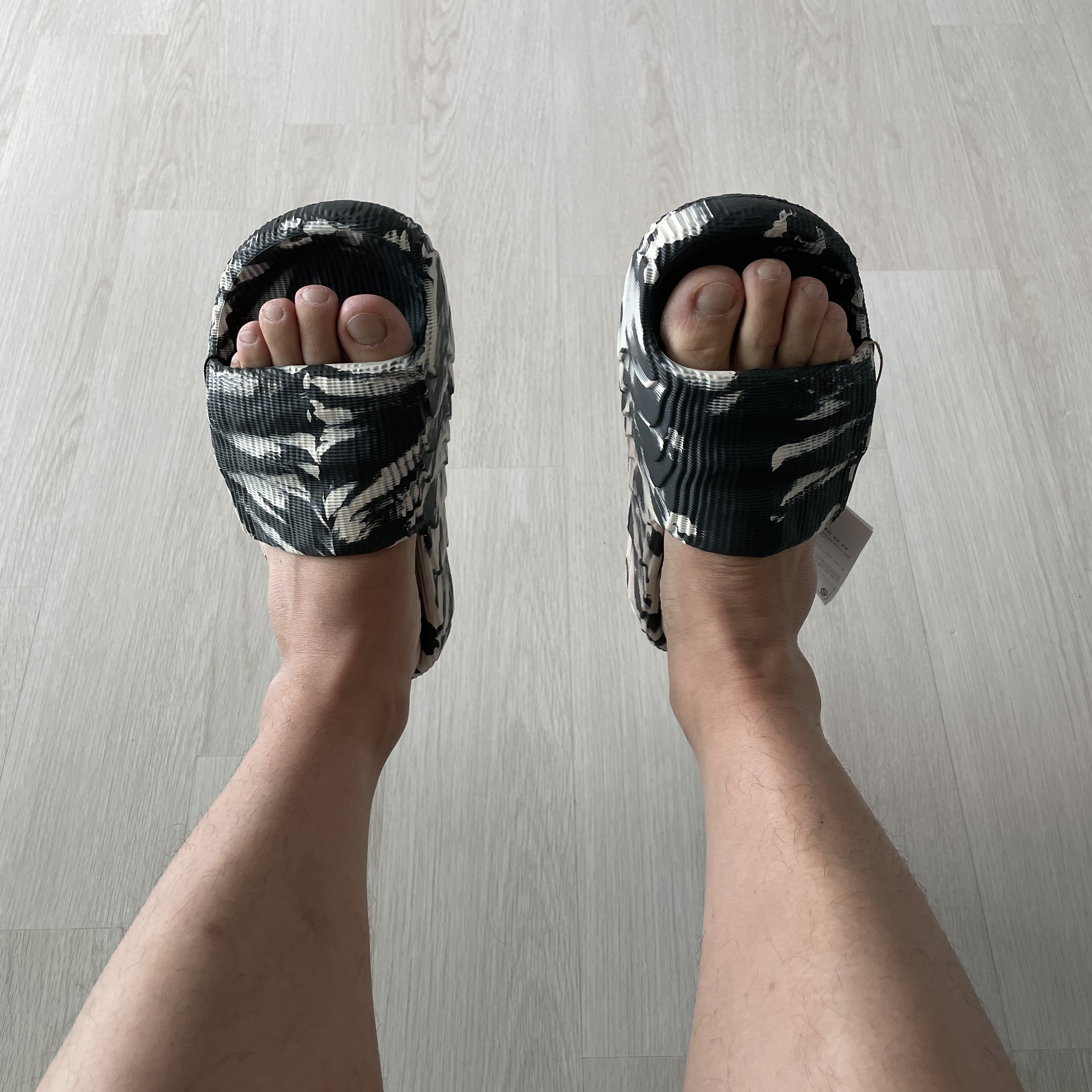 Adidas Adilette 22 Carbon Aluminium 착용 스타일 - 1