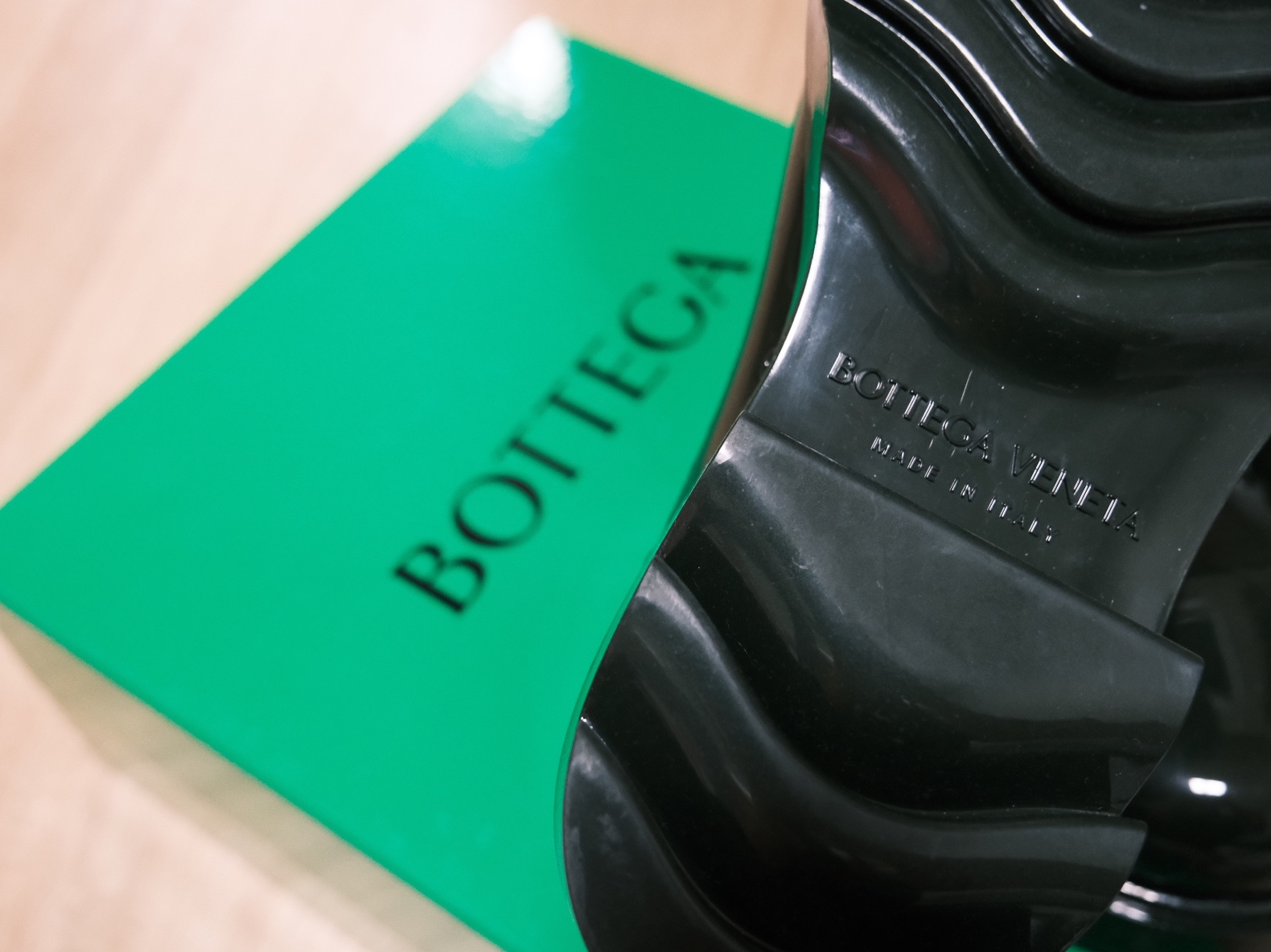 Bottega Veneta Stride Shinny Rubber Ankle Boots Black 착용 스타일 - 2