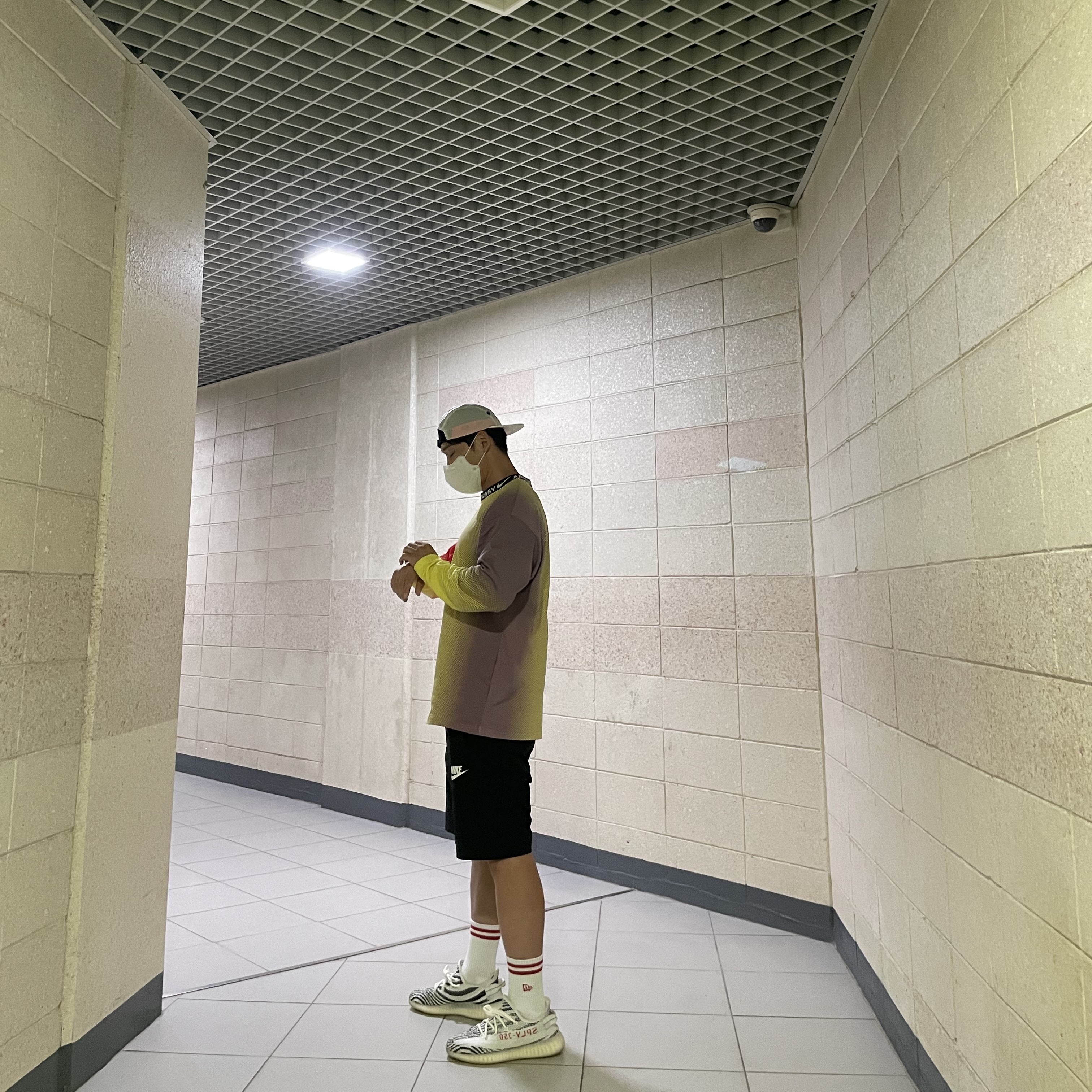 Nike x Stussy NRG FL LS Top Multi Color (DO5308-902), Adidas Yeezy Boost 350 V2 Zebra 2022/2023 착용 스타일