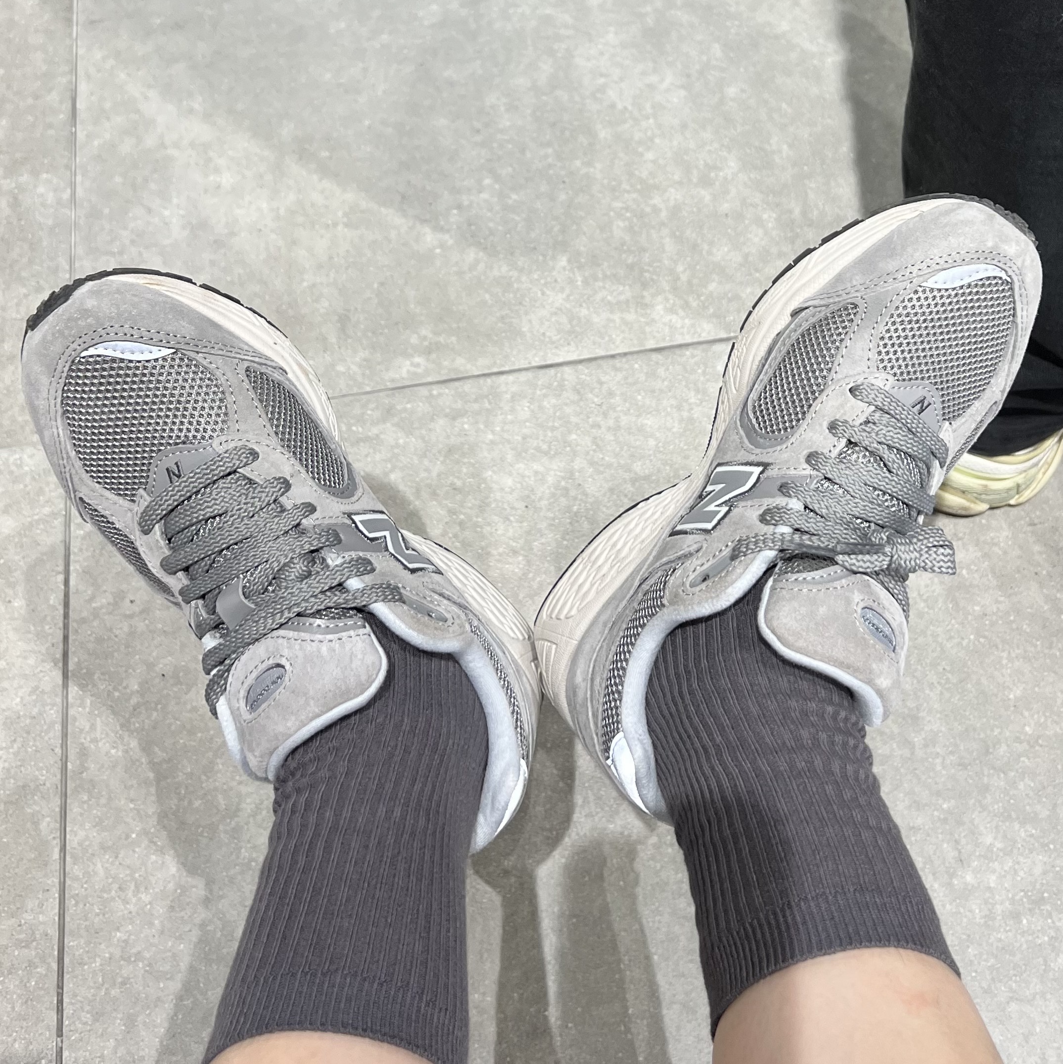 New Balance 2002R Grey 착용 스타일 - 5