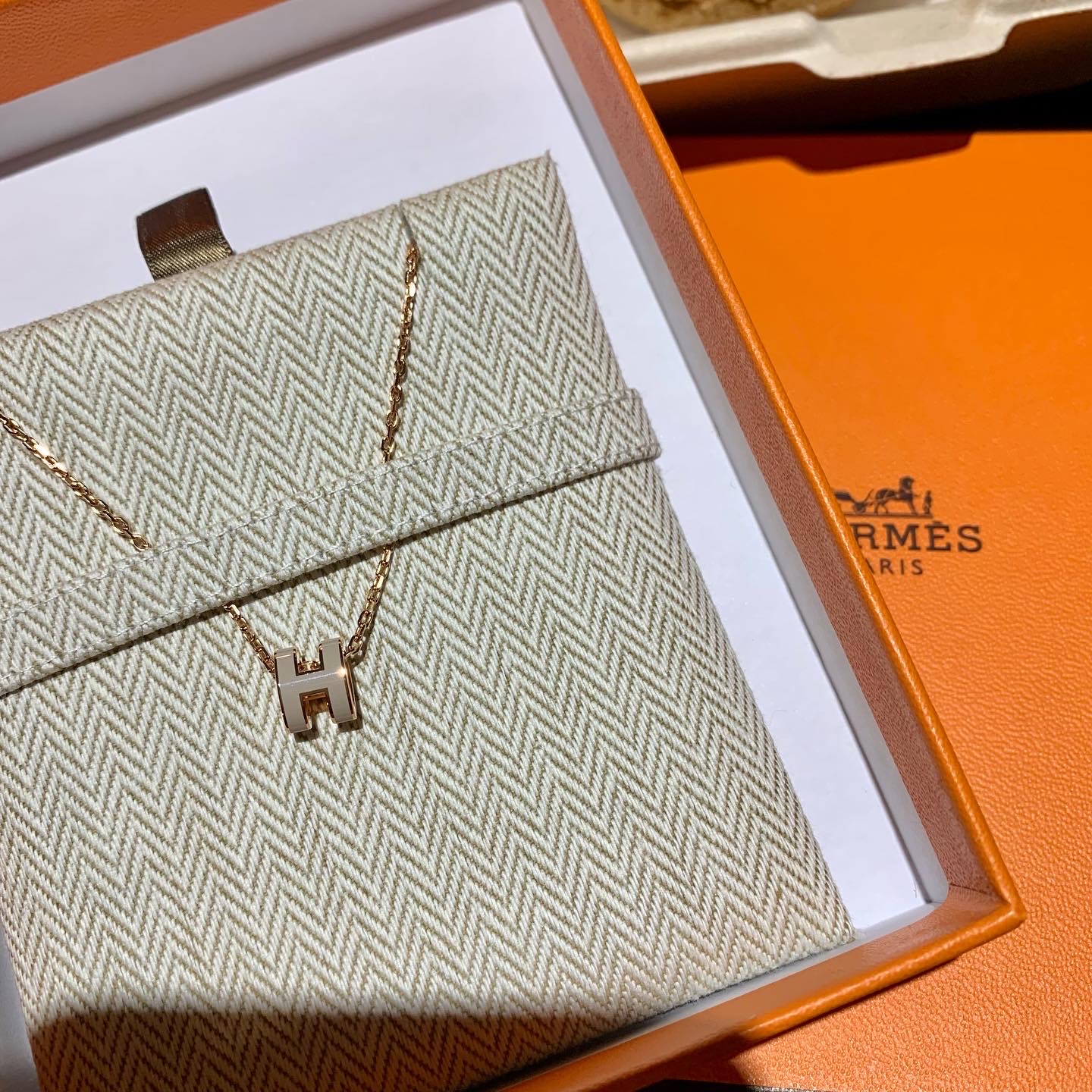 (W) Hermes Mini Pop H Pendant Rose Gold & Blanc 착용 스타일