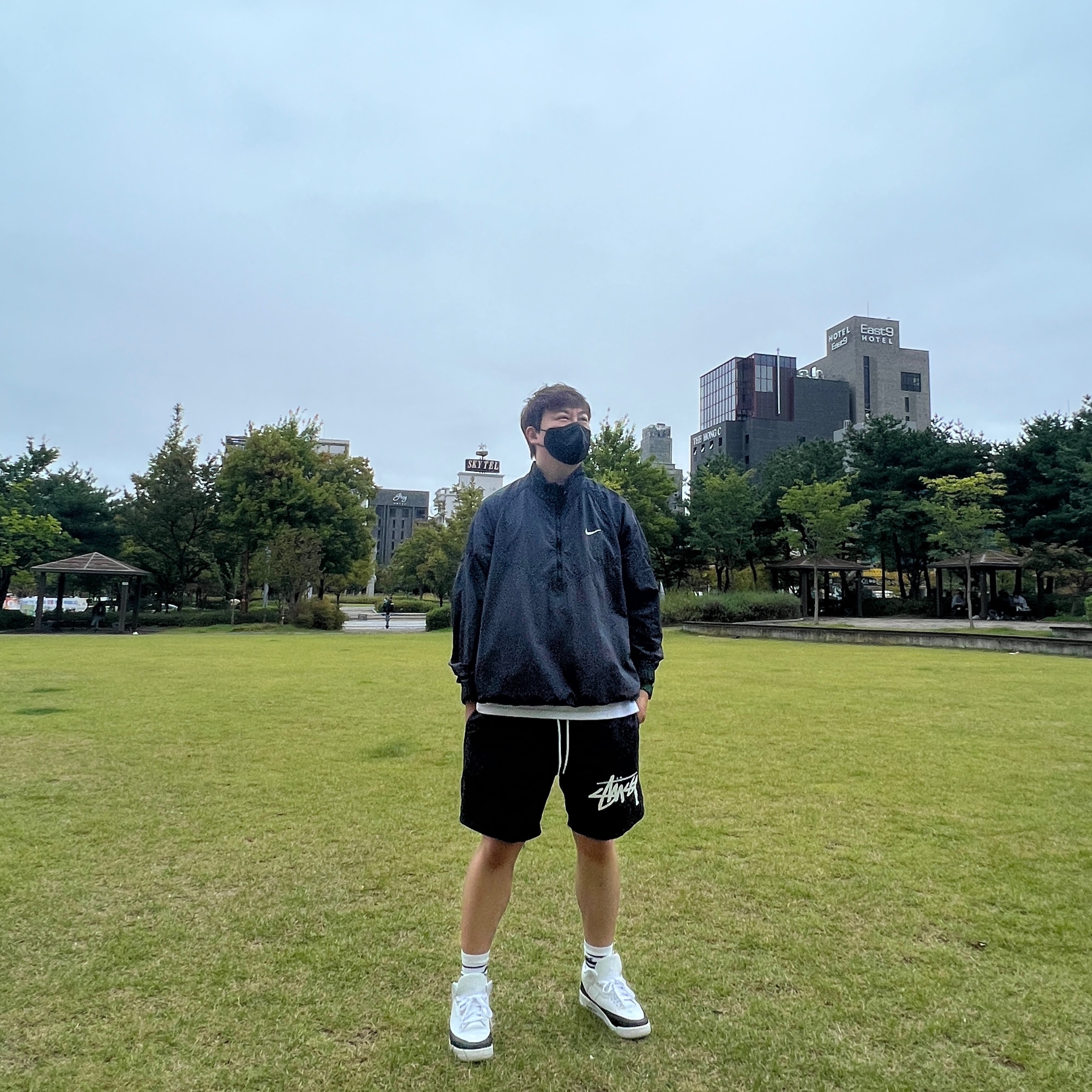 Nike x Stussy Windrunner Jacket Off Noir, Nike x Stussy Water Shorts Off Noir 착용 스타일 - 1