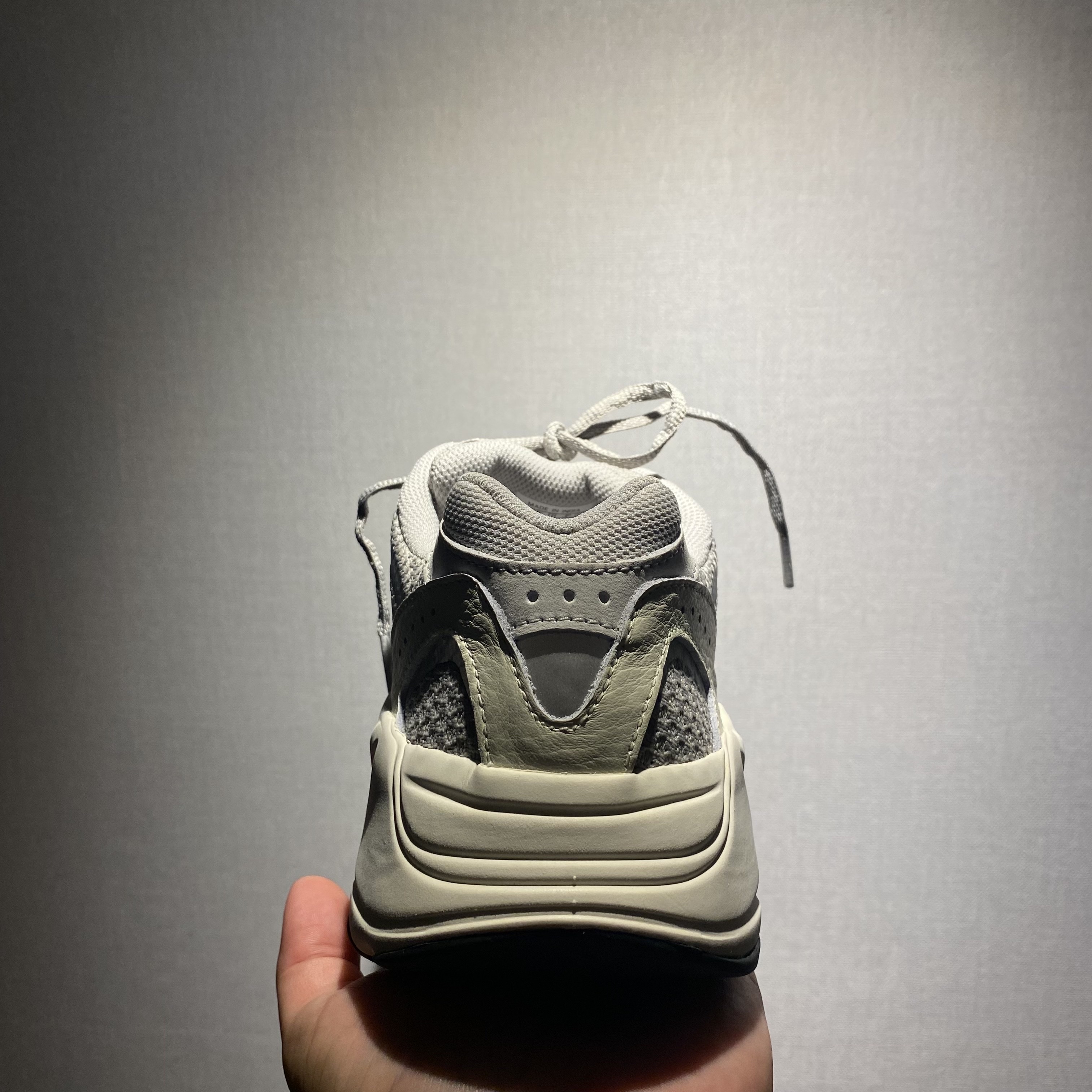Adidas Yeezy Boost 700 V2 Static 2022 착용 스타일 - 3