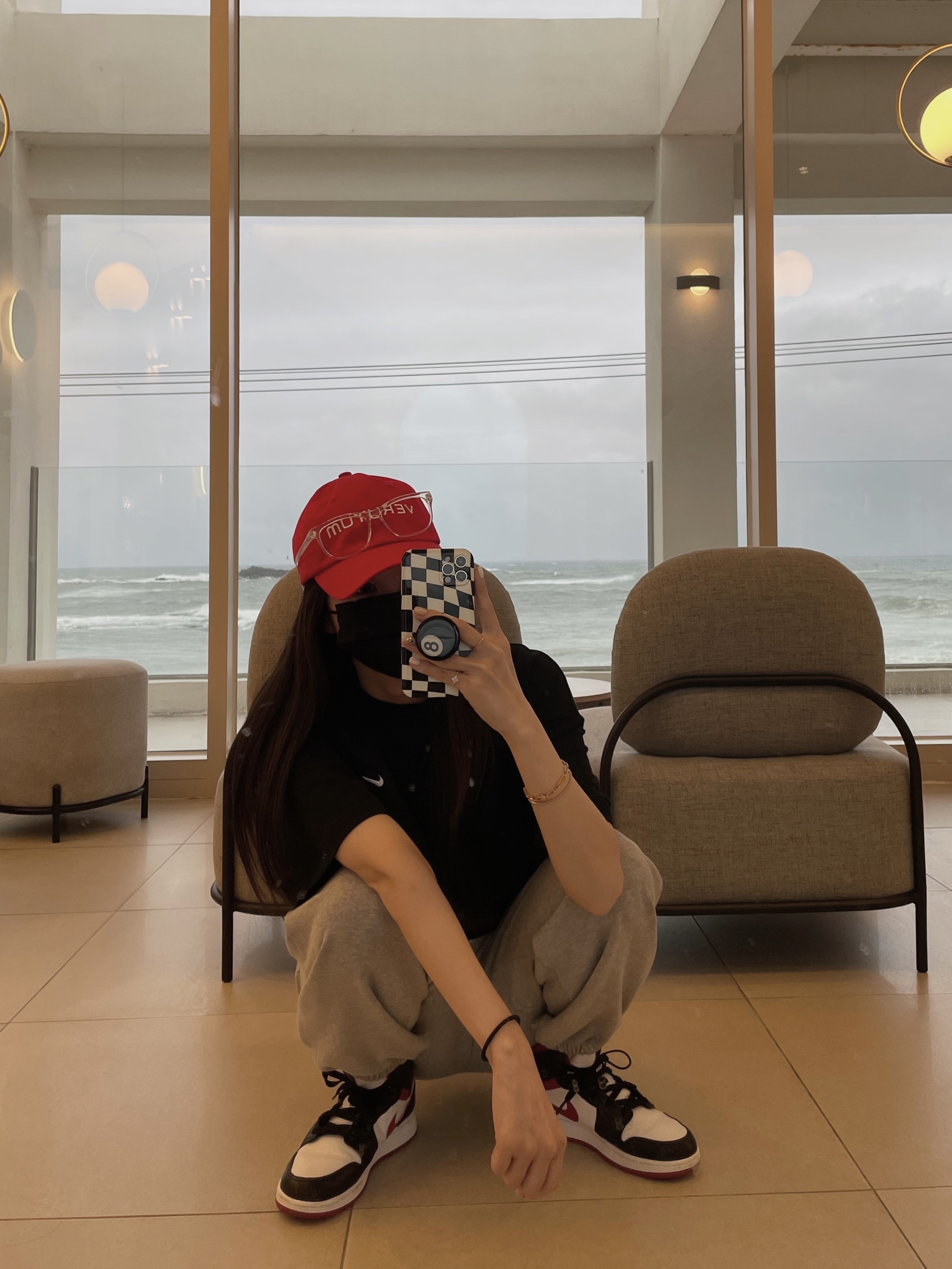 (GS) Jordan 1 Mid Gym Red Black White, Nike NRG Solo Swoosh T-Shirt Black - US/EU 착용 스타일 - 1