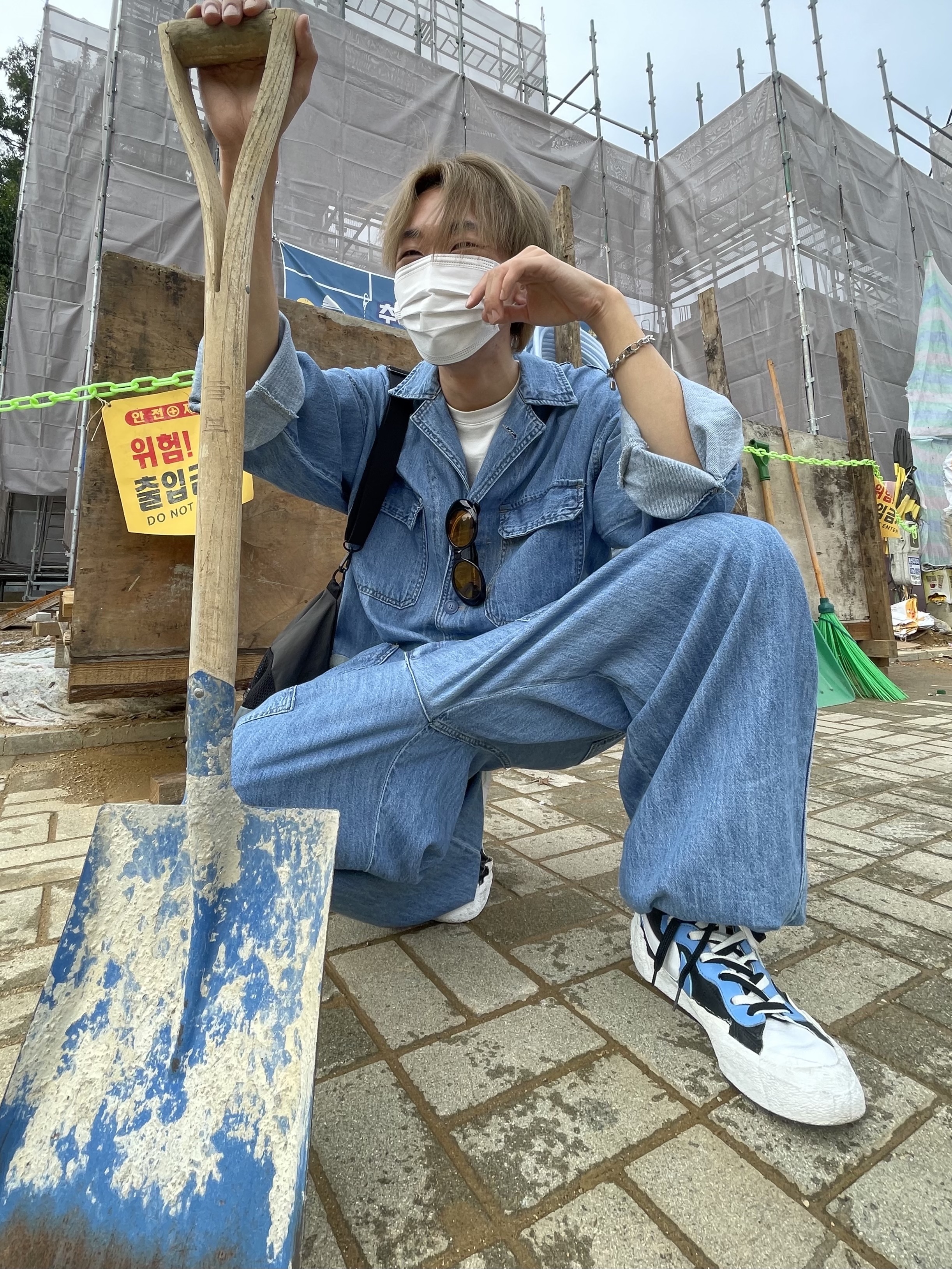 Nike x Sacai Blazer Mid White Black Legend Blue 착용 스타일 - 2