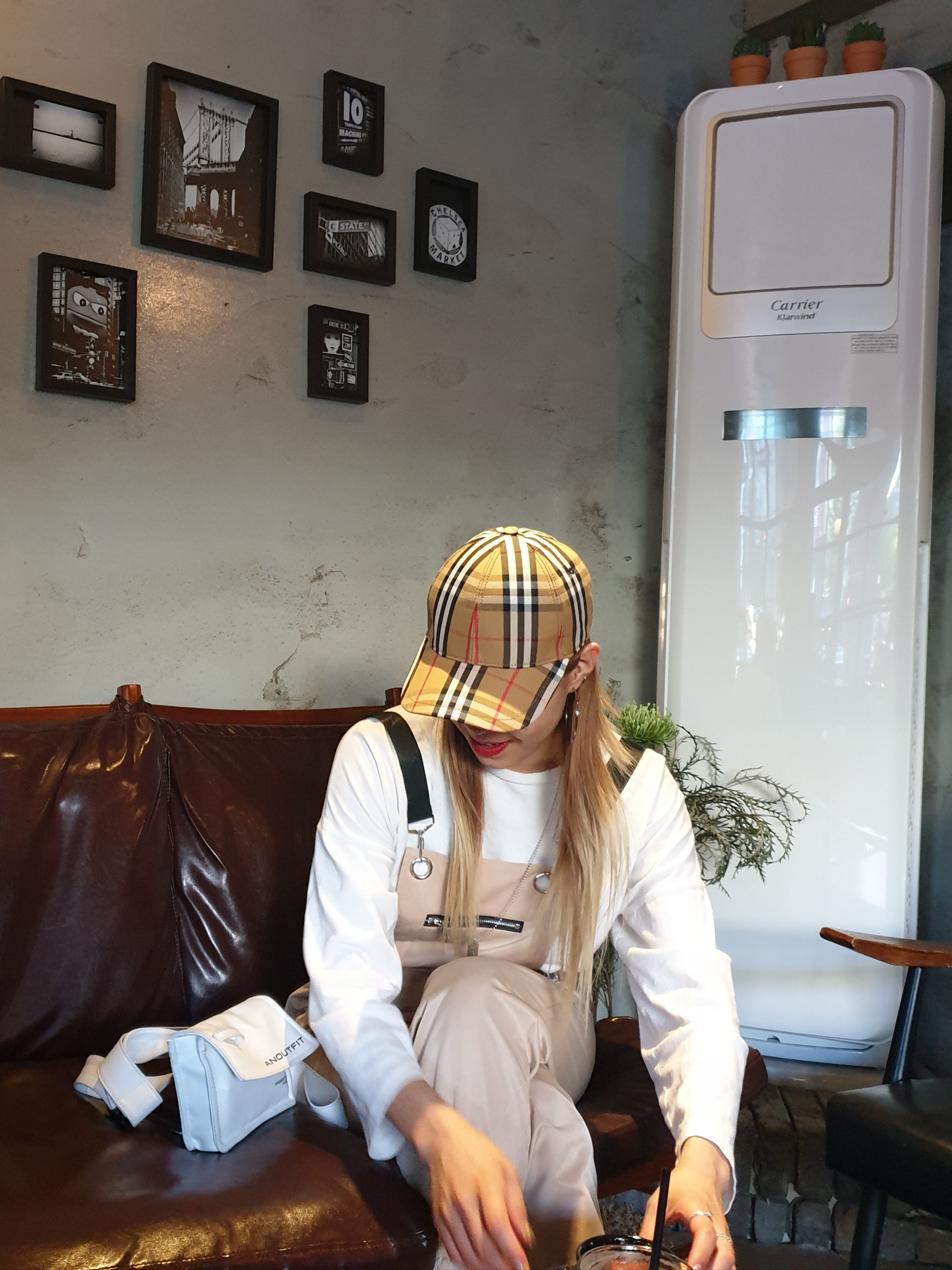 (W) Burberry Logo Applique Vintage Check Cap Archive Beige, (W) Burberry Vintage Check Cotton Sneakers Archive Beige 착용 스타일 - 1