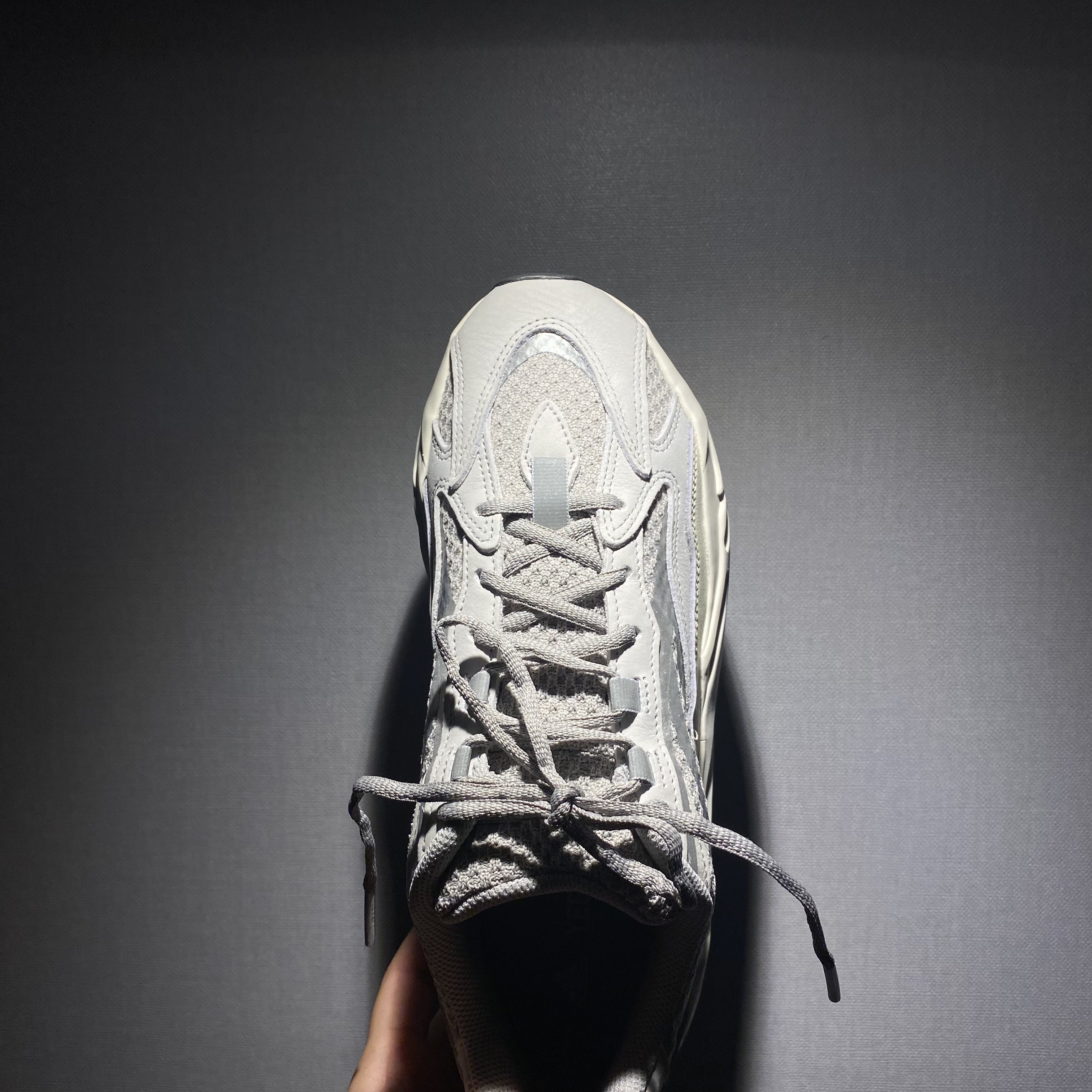 Adidas Yeezy Boost 700 V2 Static 2022 착용 스타일 - 2