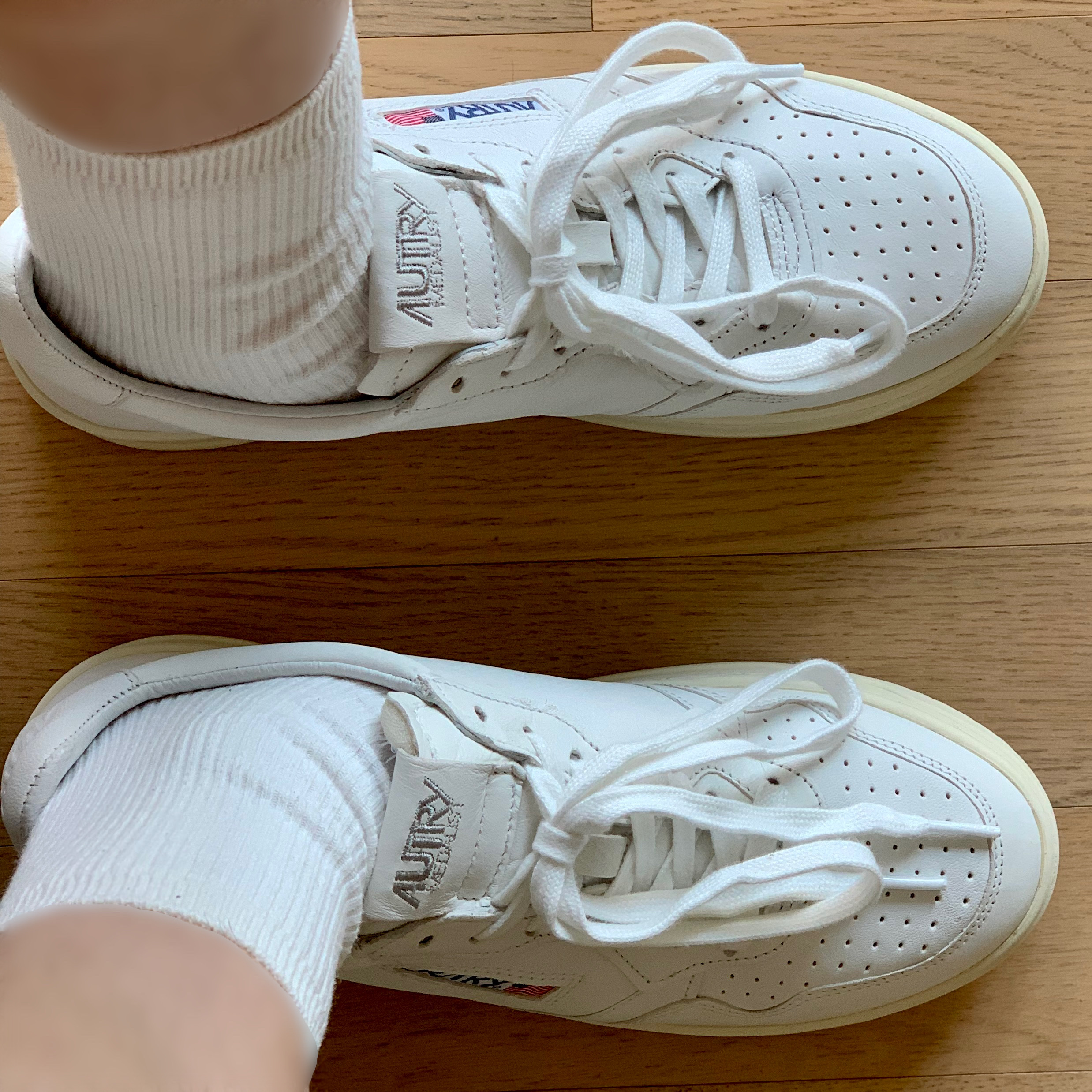 Autry Medalist Low Goatskin Sneakers White 착용 스타일 - 2
