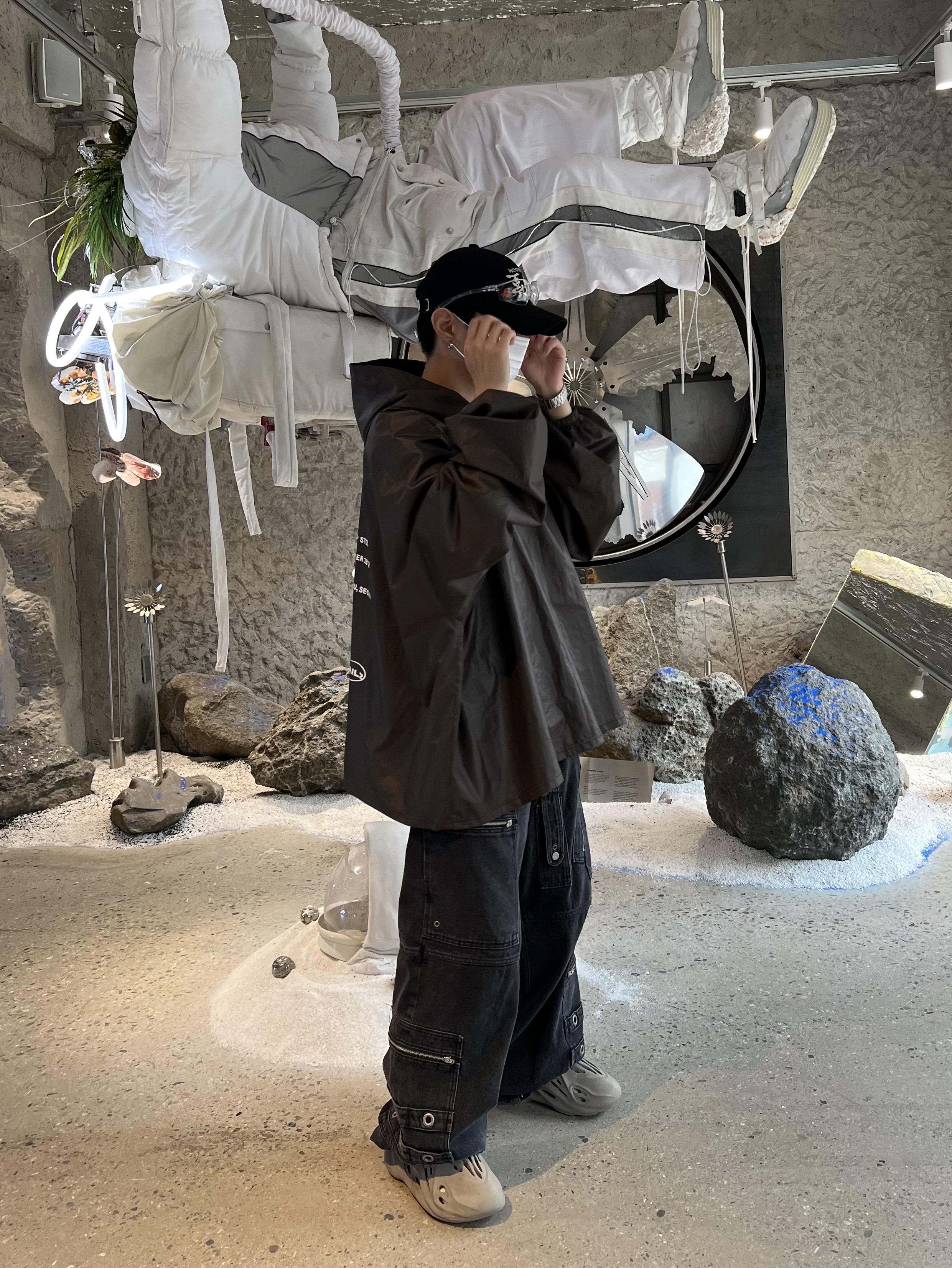 Adidas Yeezy Foam RNNR Stone Sage, Darkr8m Studio Upside Down Silver Logo Cap 착용 스타일 - 3