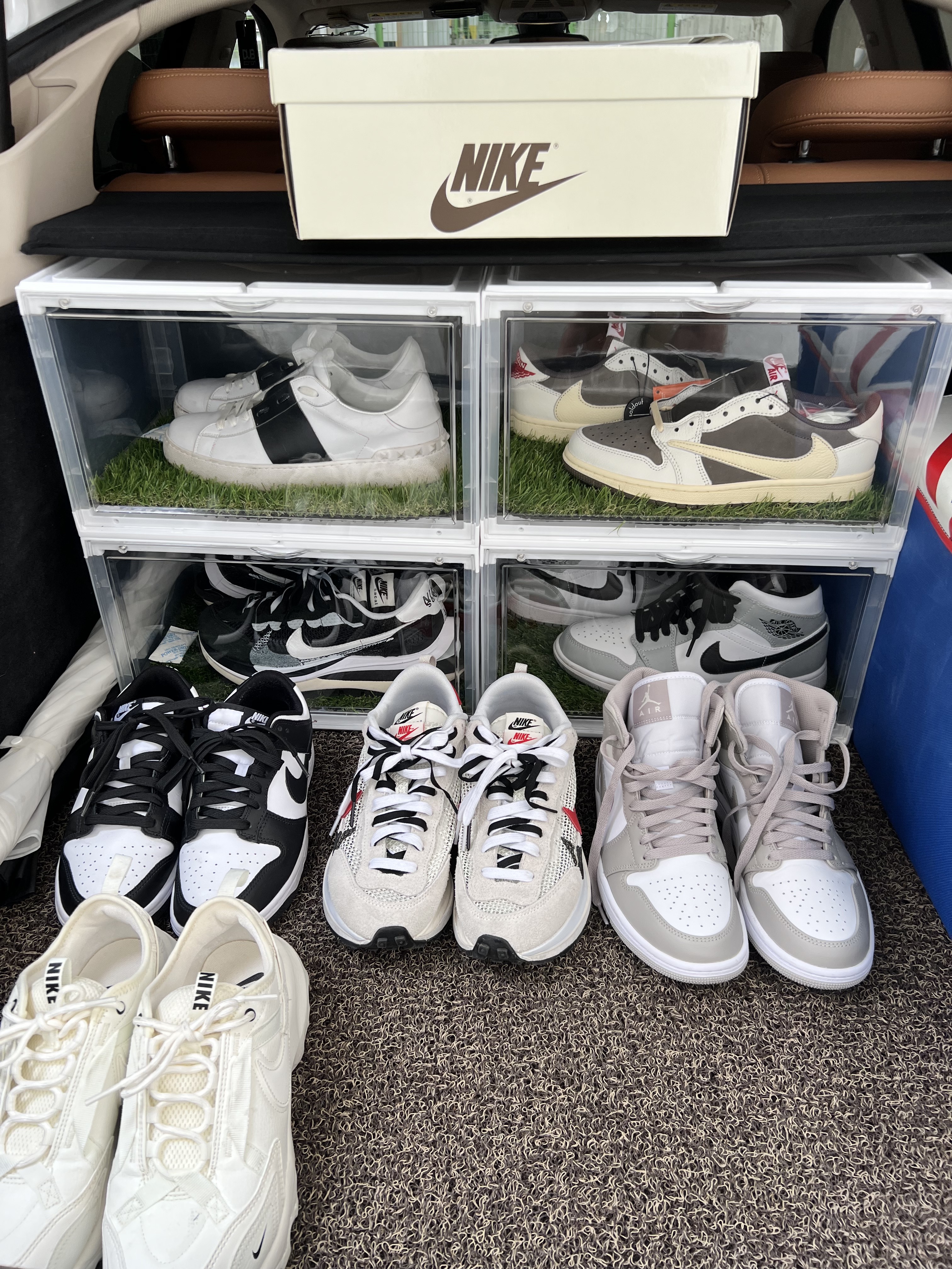 Jordan 1 x Travis Scott Retro Low OG SP Sail and Ridgerock, Nike x Sacai VaporWaffle Black White 착용 스타일