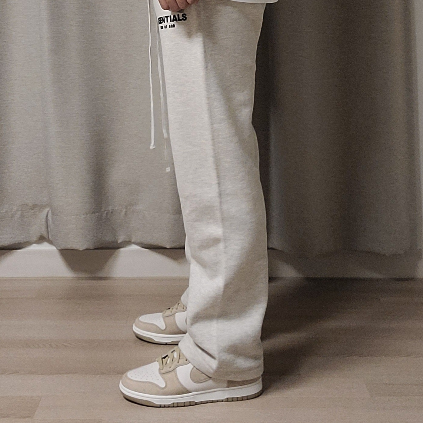 Essentials The Core Collection Relaxed Sweatpants Light Oatmeal, Nike Dunk High Retro PRM Limestone 착용 스타일 - 1