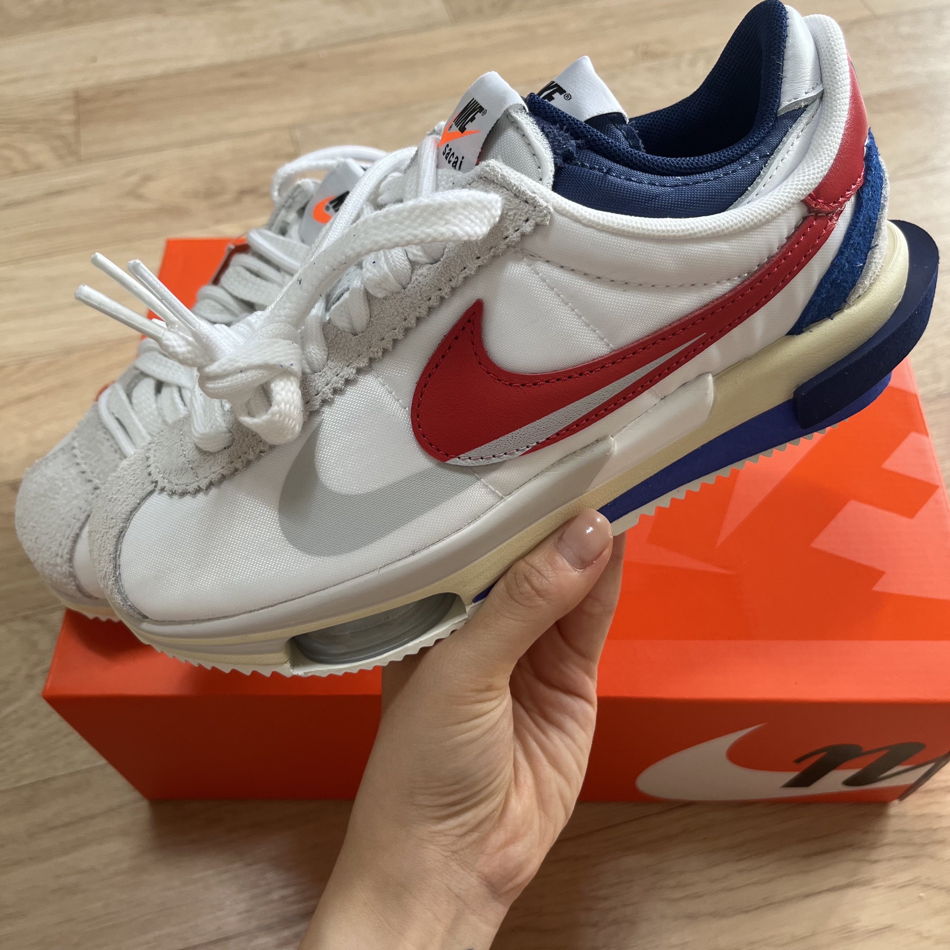 Nike x Sacai Zoom Cortez SP White and University Red 착용 스타일 - 2