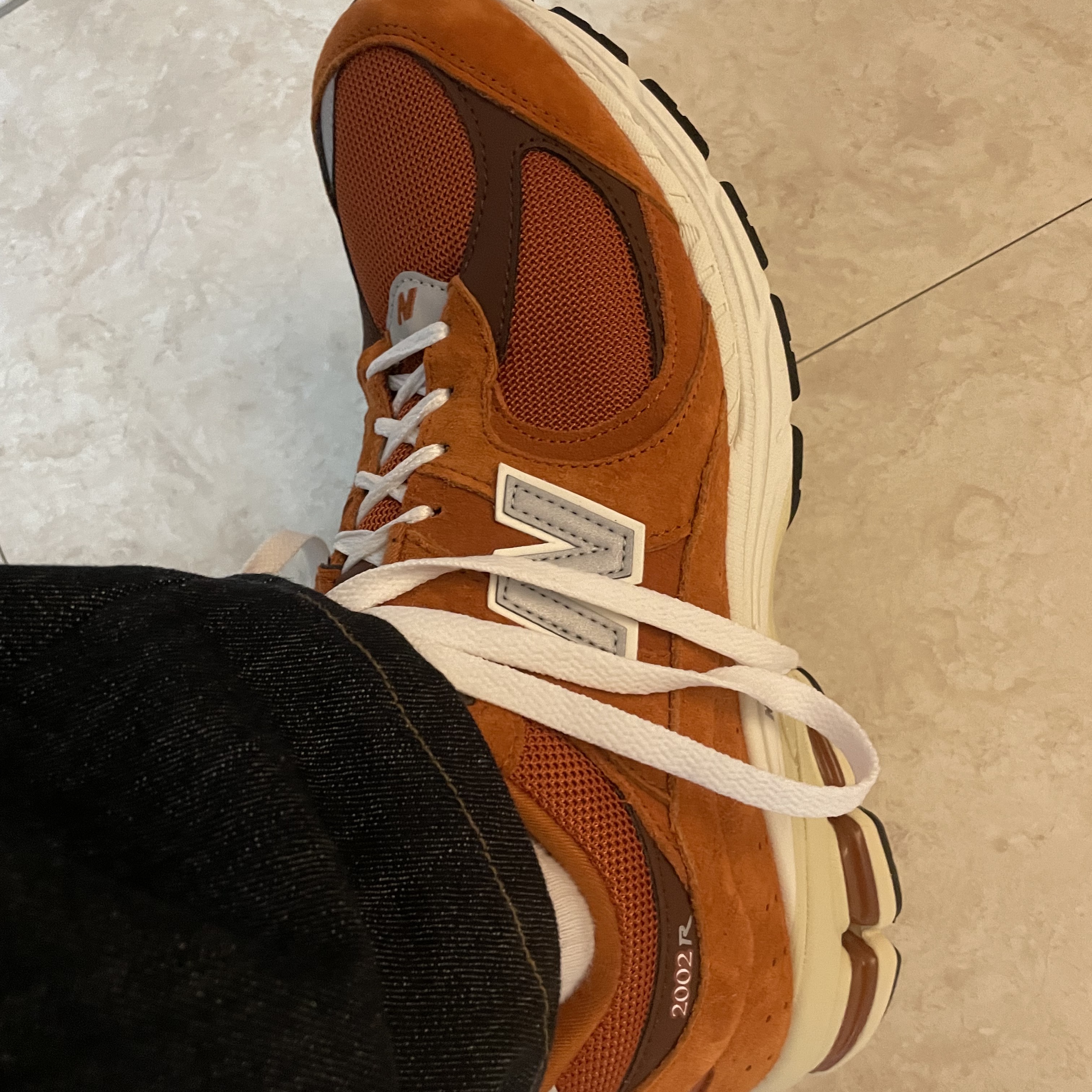 New Balance 2002R Rust Oxide 착용 스타일