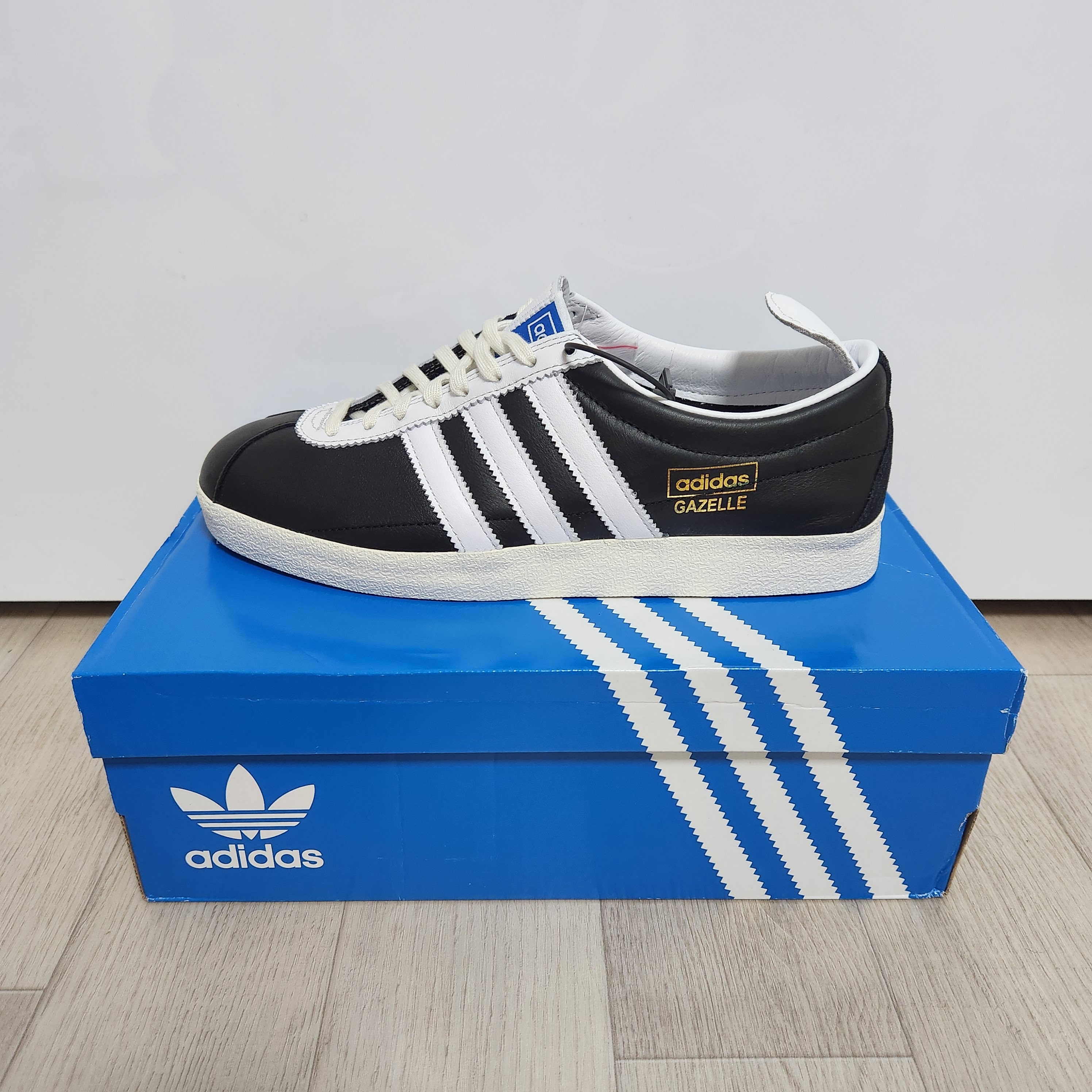 Adidas Gazelle Vintage Black White 착용 스타일