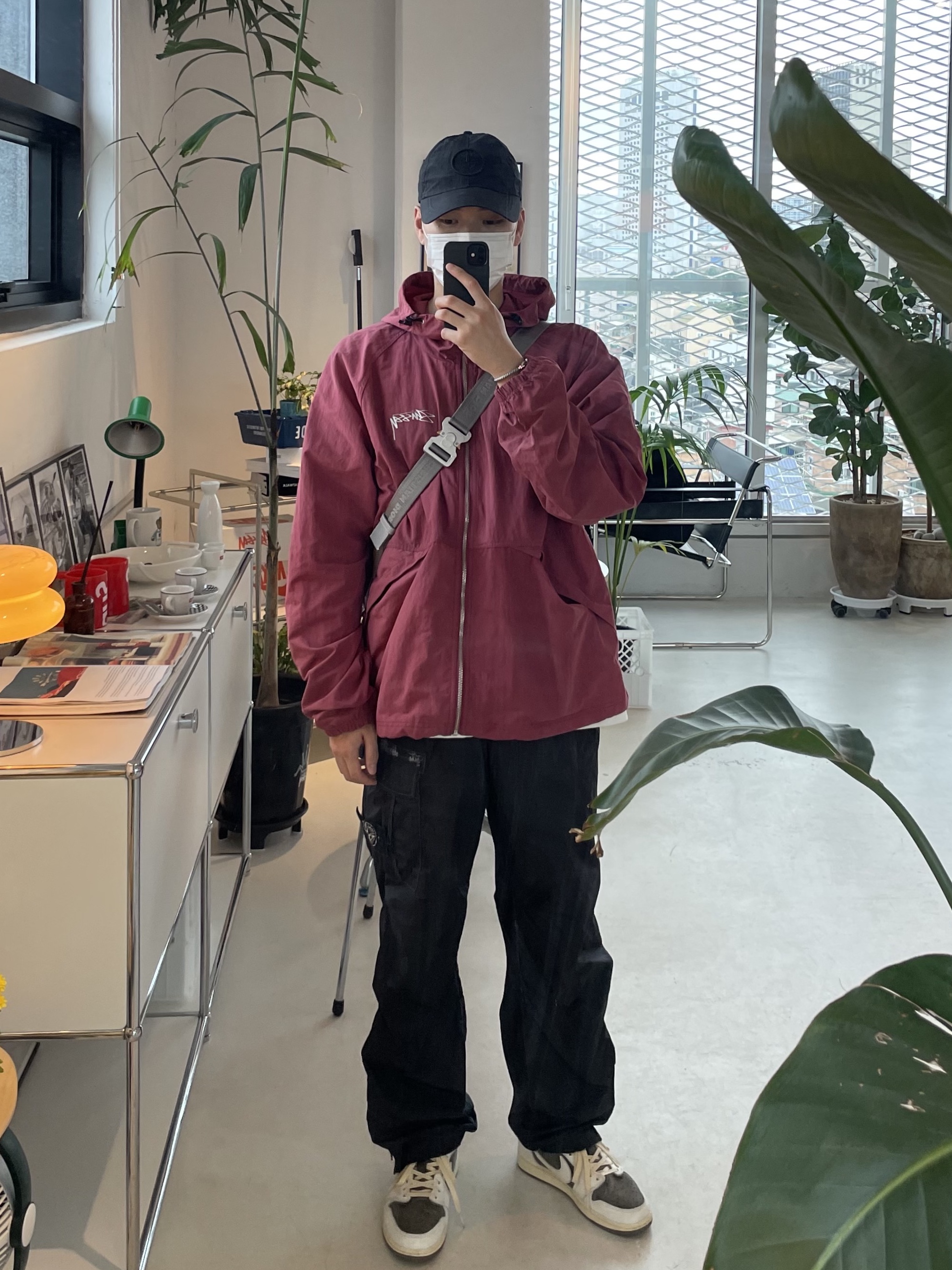 Stussy Wave Dye Beach Shell Jacket Berry, Supreme x Stone Island Painted Camo Nylon Cargo Pants Black - 20FW 착용 스타일