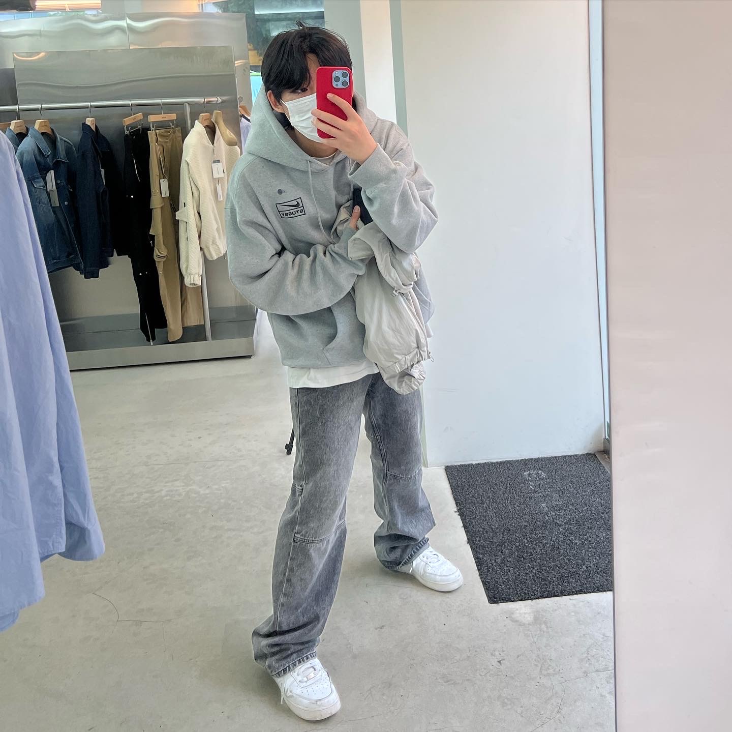 Nike x Stussy NRG RA Pullover Hoodie Dark Grey Heather (DJ9488-063), Nike Air Force 1 '07 Low White 착용 스타일 - 1
