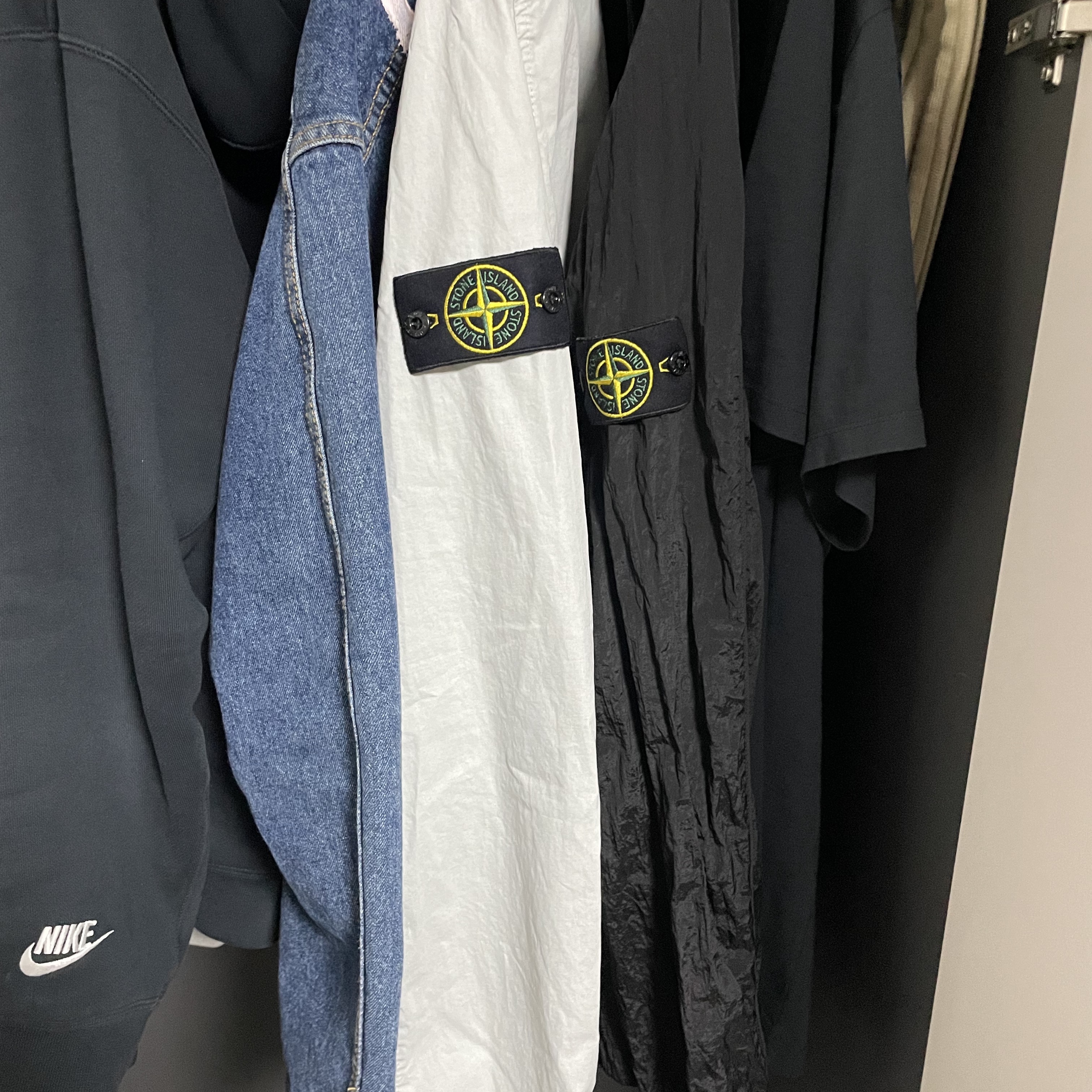 Stone Island 101WN Brushed Cotton Canvas T.CO+OLD Overshirt Light Grey - 22FW, Stone Island 12321 Nylon Metal Garment Dyed Packable Overshirt Black - 22SS 착용 스타일 - 2