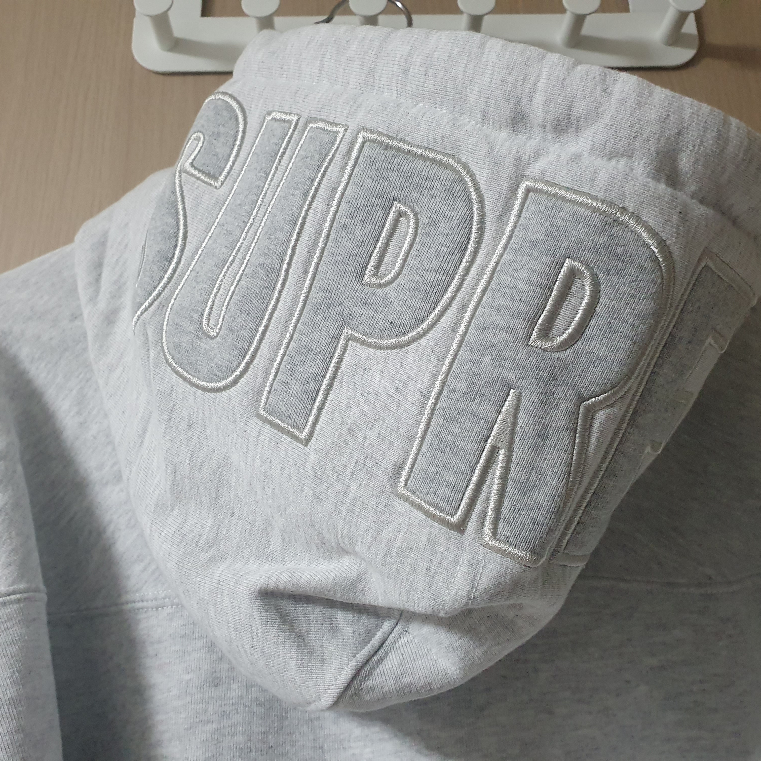 Supreme US-NY Hooded Sweatshirt Ash Grey - 22FW 착용 스타일 - 3