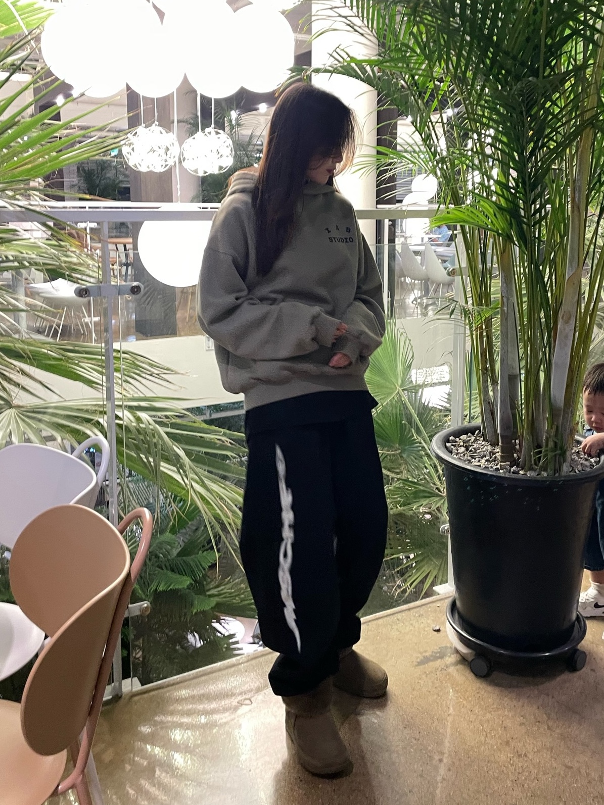 IAB Studio Hoodie Olive 착용 스타일