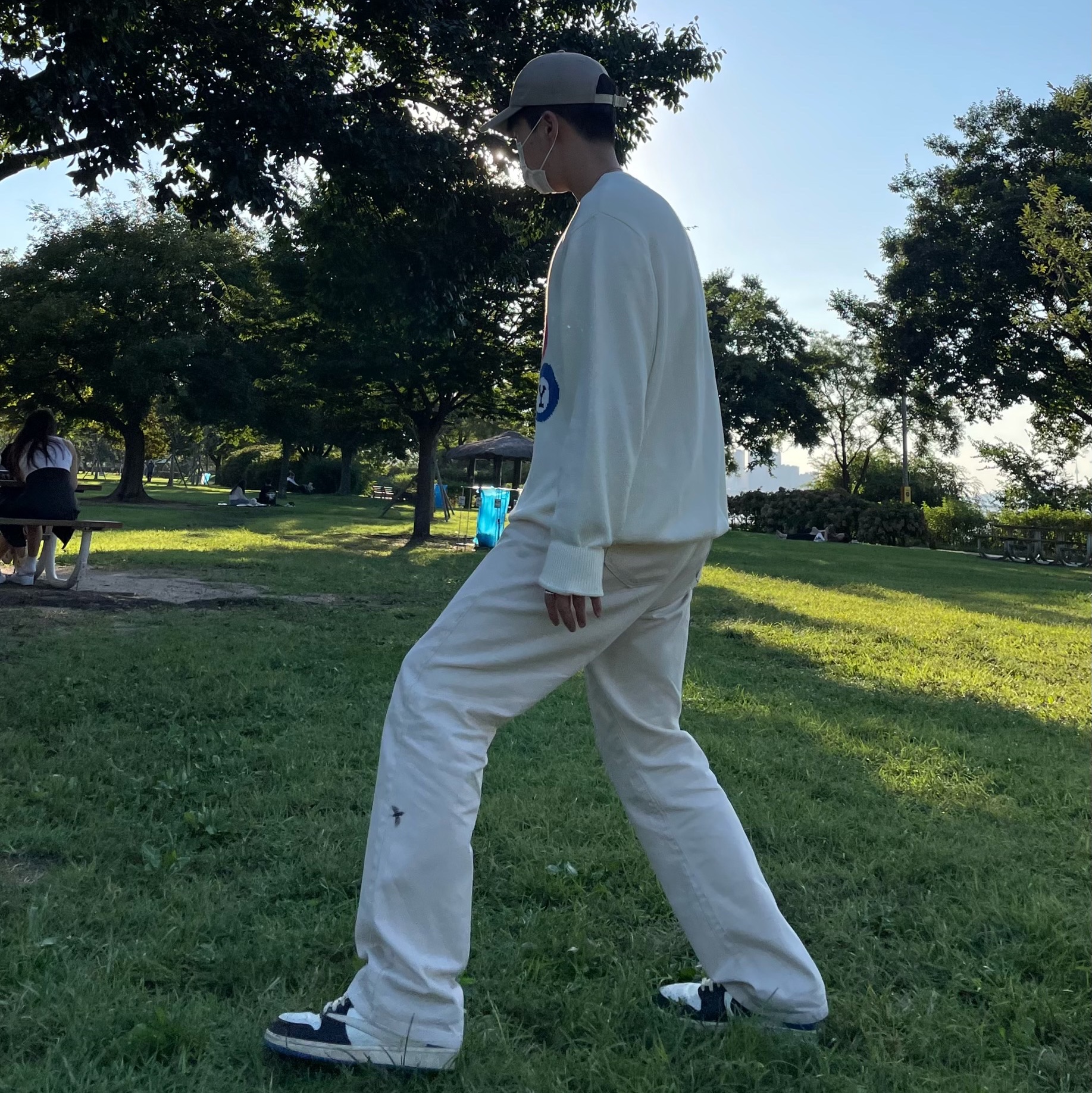 Stussy Billiard Sweater Natural, Jordan 1 x Travis Scott x Fragment Retro Low OG SP Military Blue 착용 스타일 - 1
