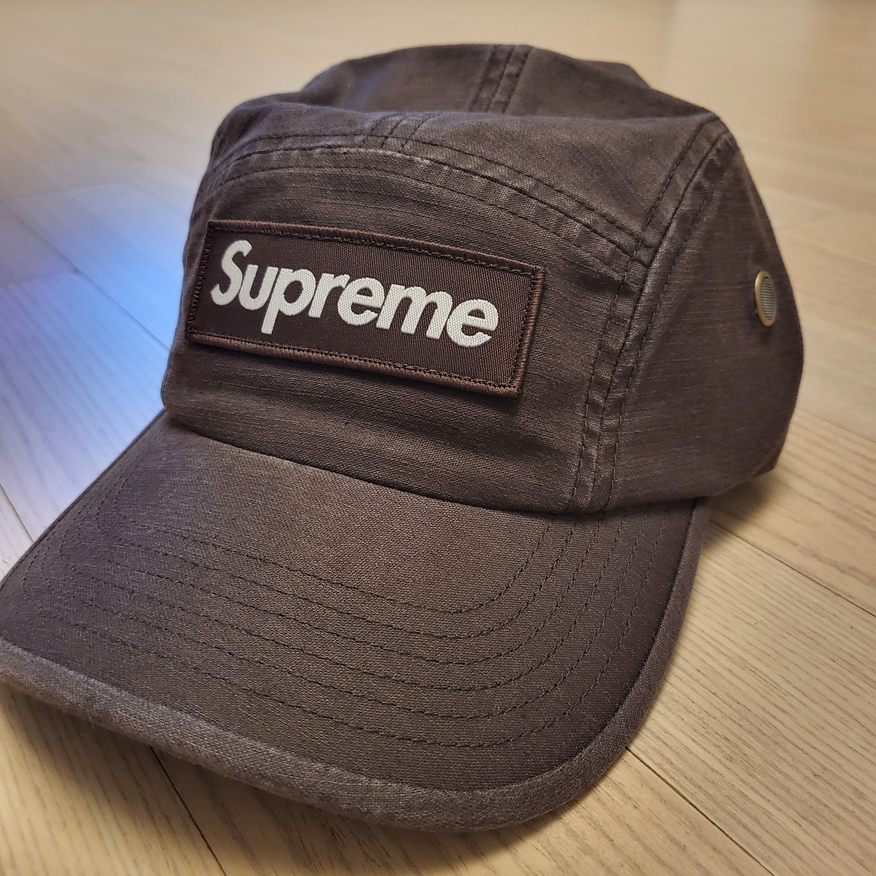 Supreme Military Camp Cap Brown - 22FW 착용 스타일 - 1