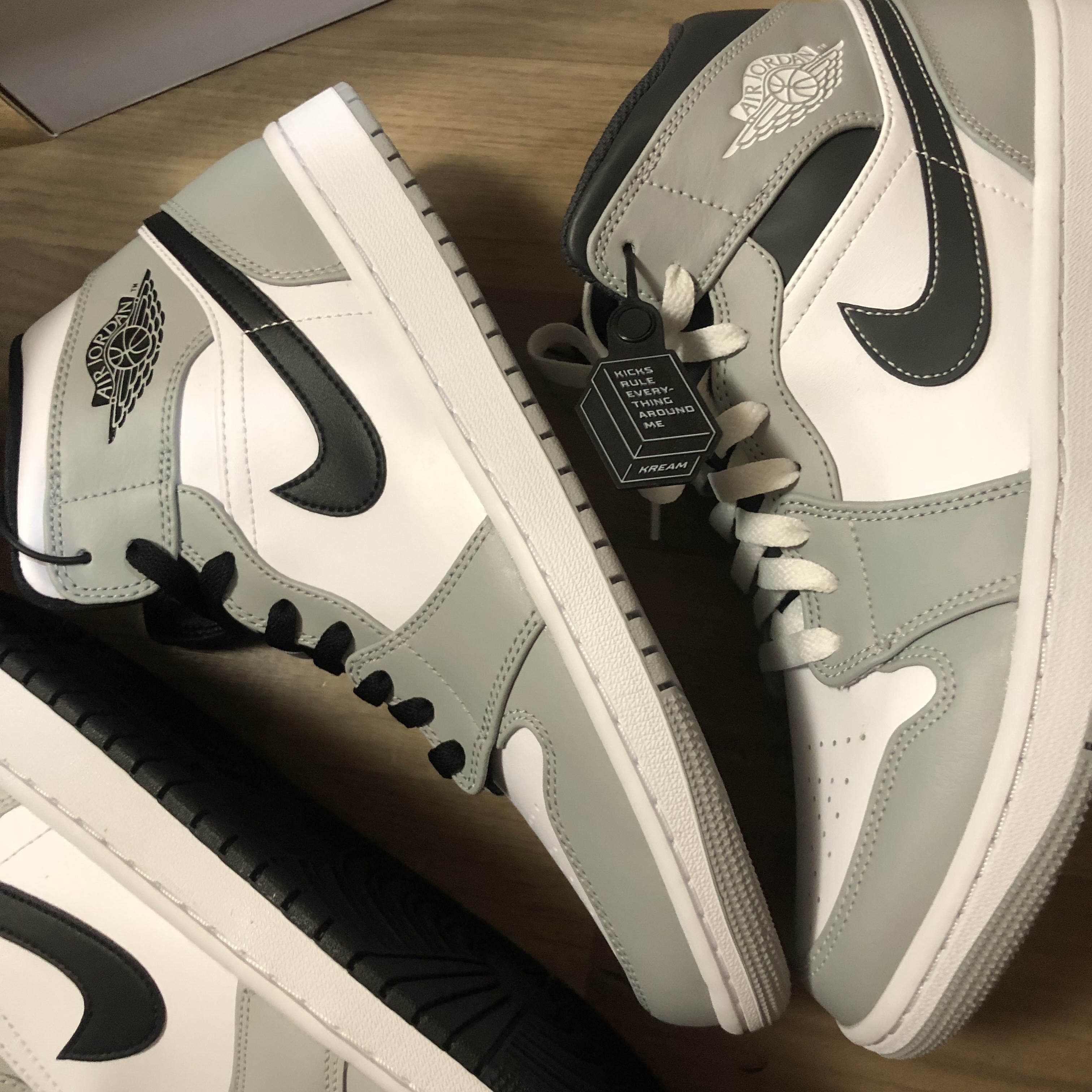 Jordan 1 Mid Light Smoke Grey, Jordan 1 Mid Light Smoke Grey Anthracite 착용 스타일 - 3