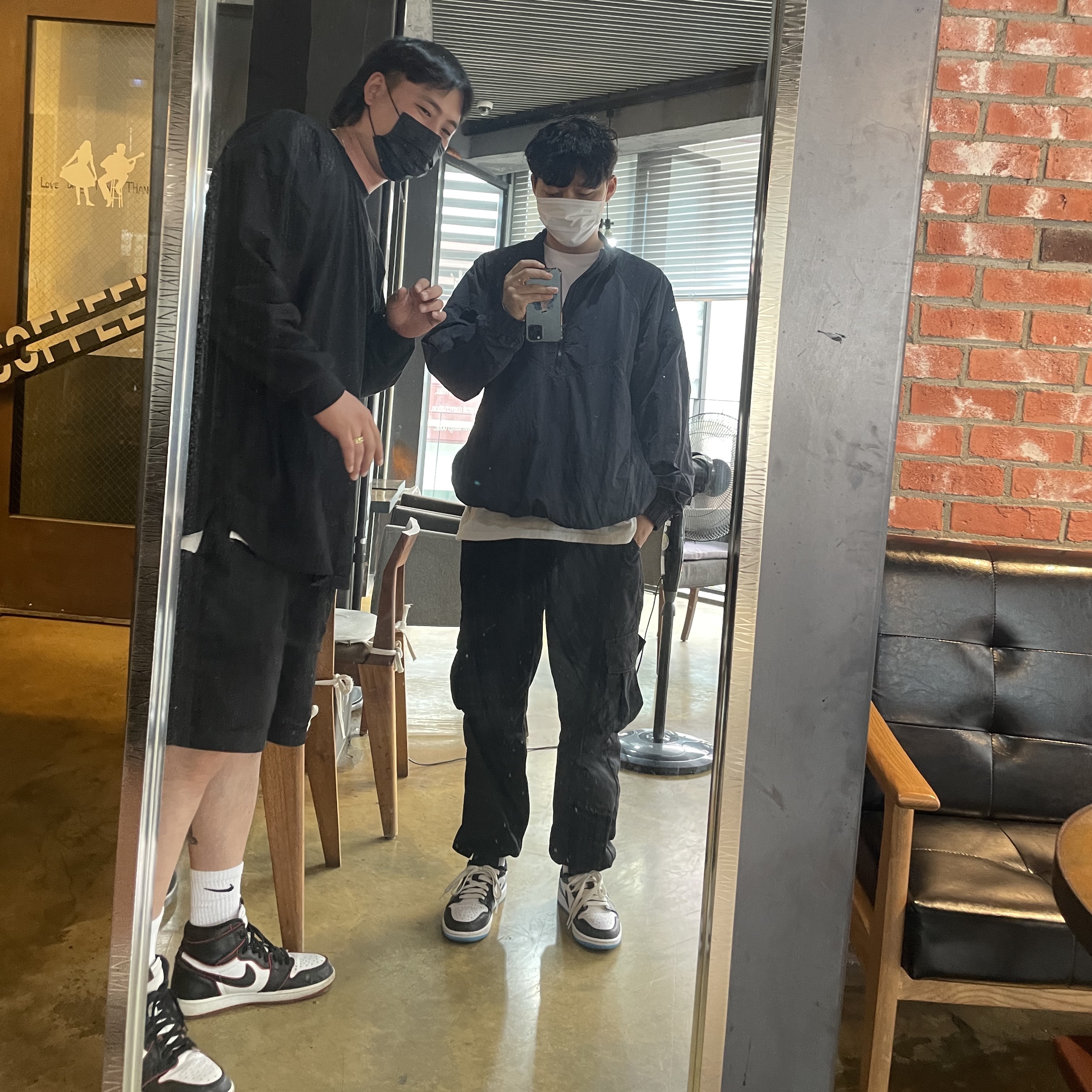 Jordan 1 Retro High OG Bloodline, Jordan 1 Retro Low OG Black and Dark Powder Blue 착용 스타일
